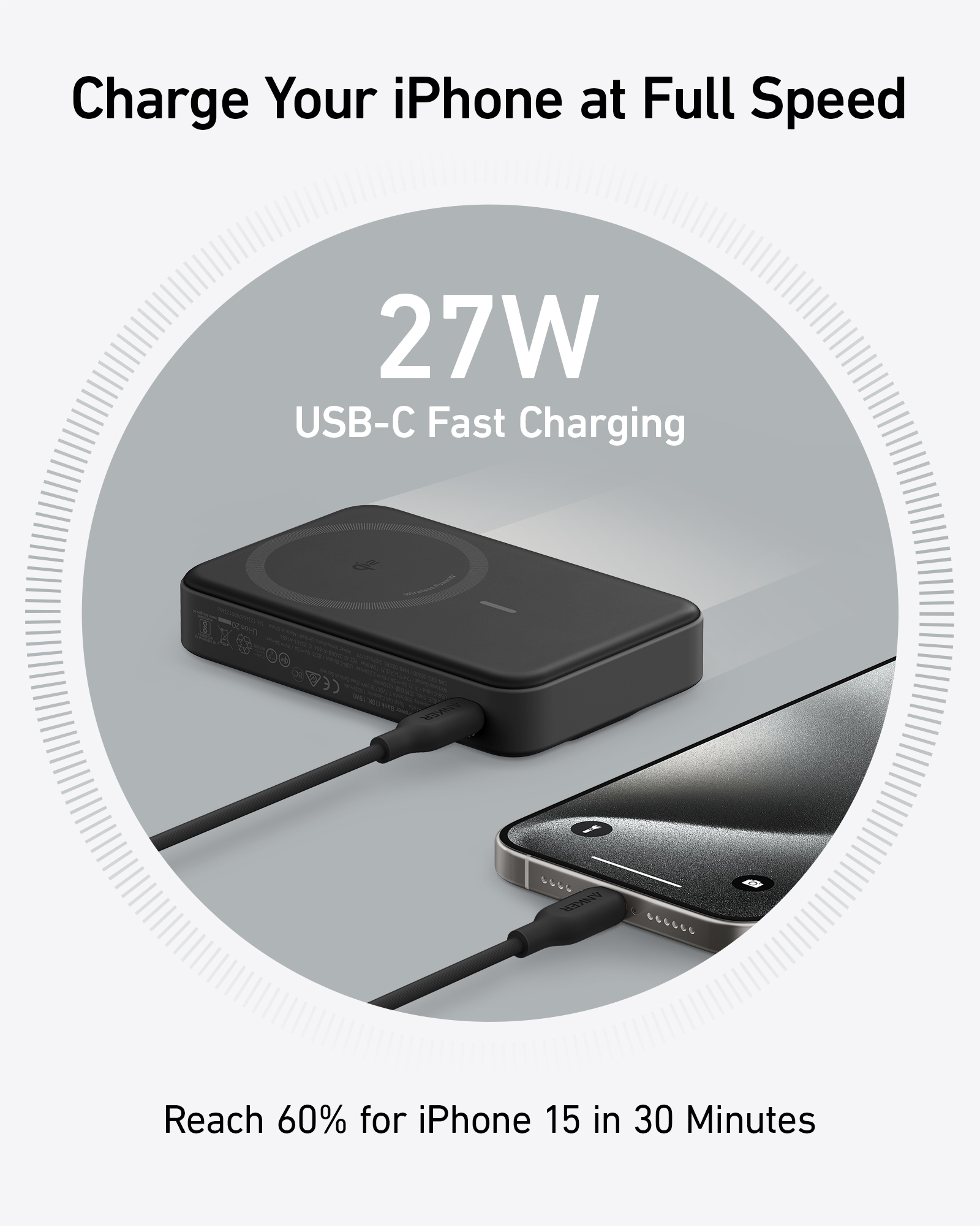 Schwarzes iPhone wird mit einem schwarzen Kabel an ein schwarzes Ladegerät angeschlossen.