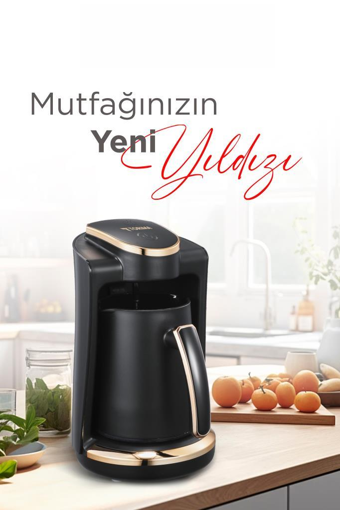 Altın detaylı siyah kahve makinesi ahşap tezgah üzerinde.