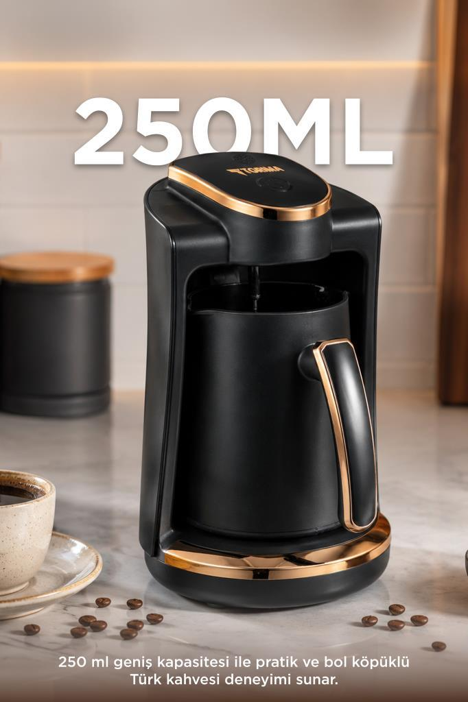Altın süslemeli siyah kahve makinesi mermer tezgahta. 250 ml kapasiteli.