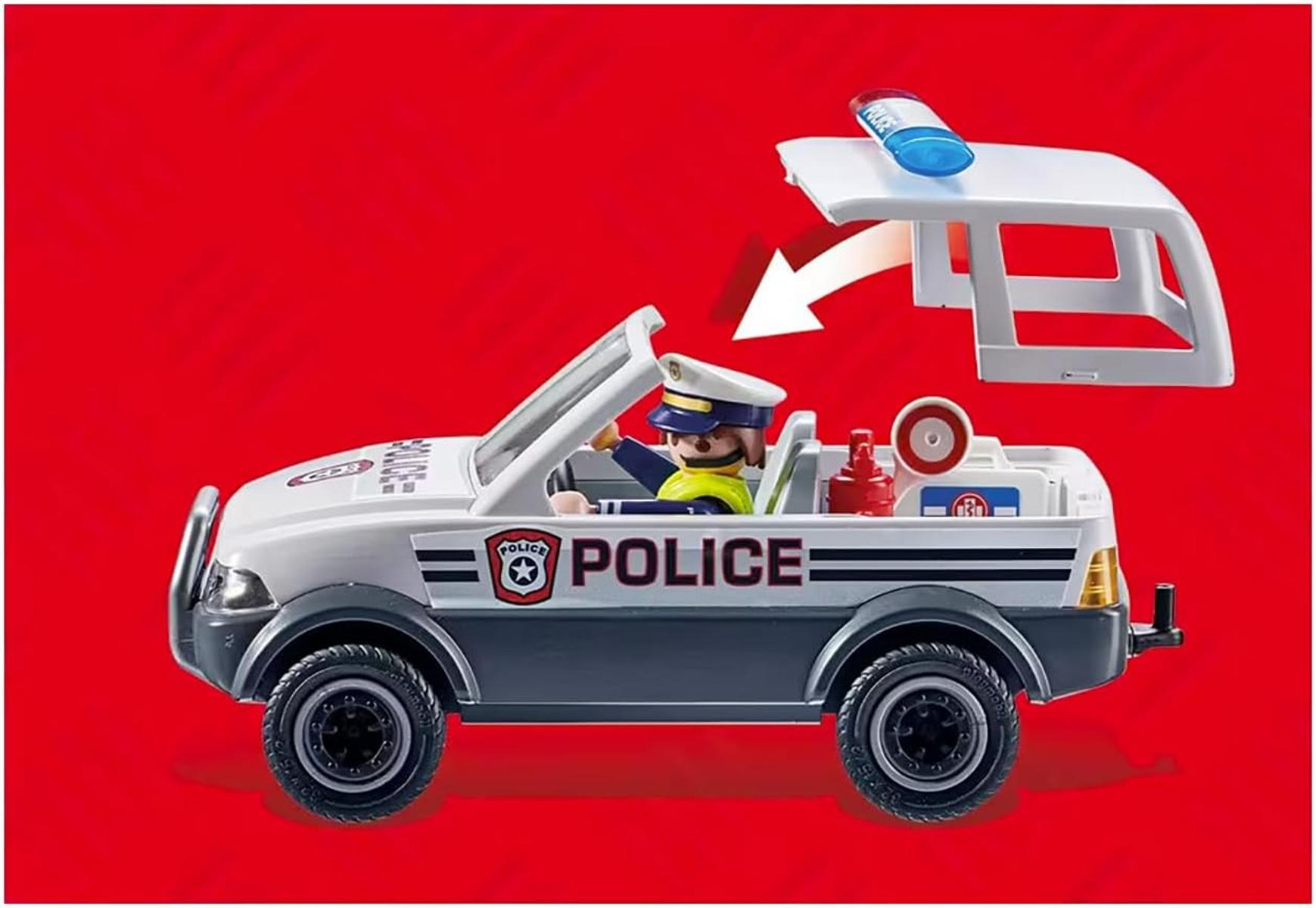 Un coche de policía con un policía y techo desmontable.