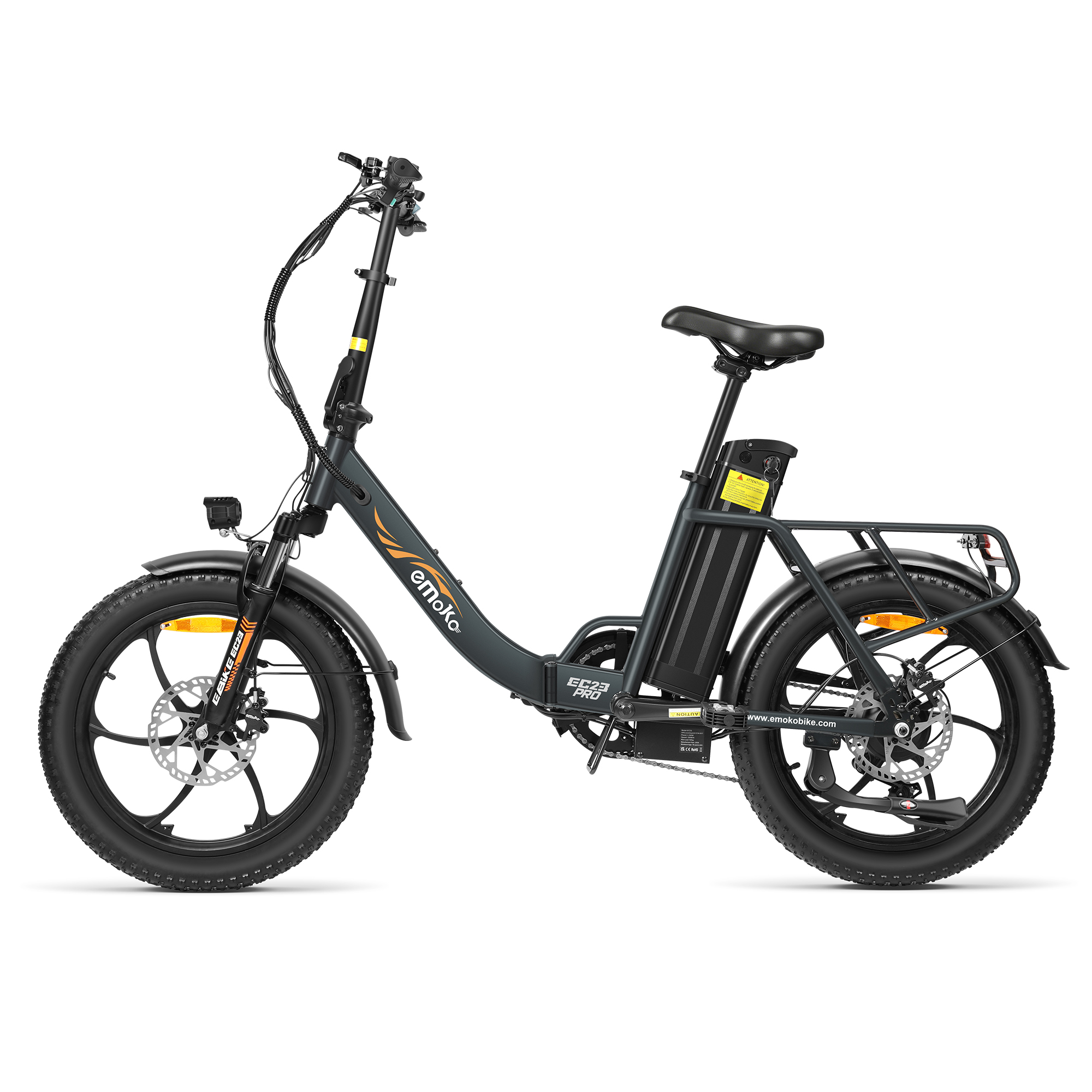 Dunkelgraues E-Bike mit breiten Reifen, Federgabel und Gepäckträger.