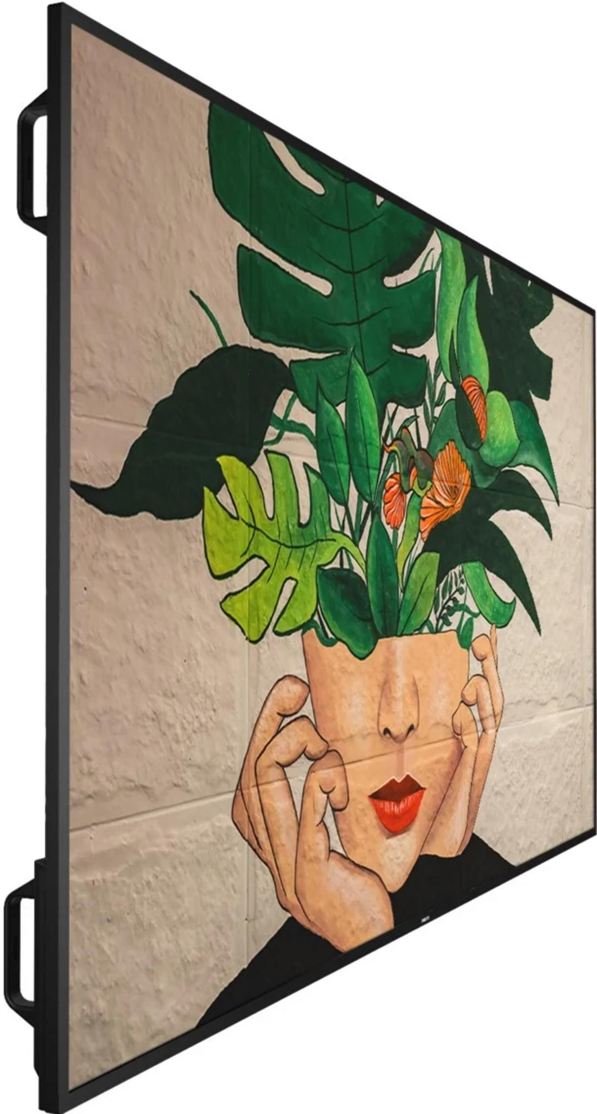 Una mujer con plantas por pelo, manos apoyando su cara, labios rojos.