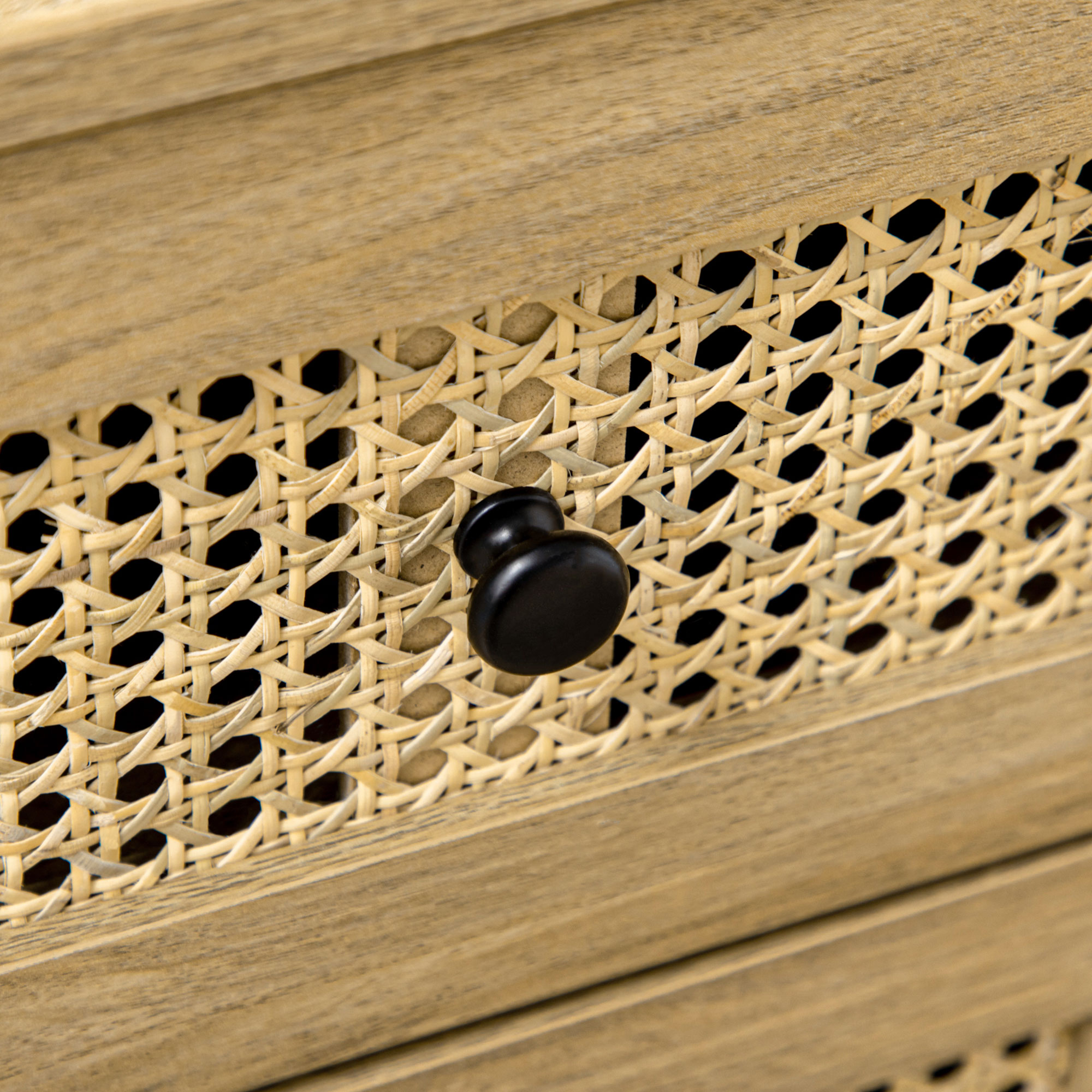 Mobile in legno con dettaglio in rattan e maniglia nera.