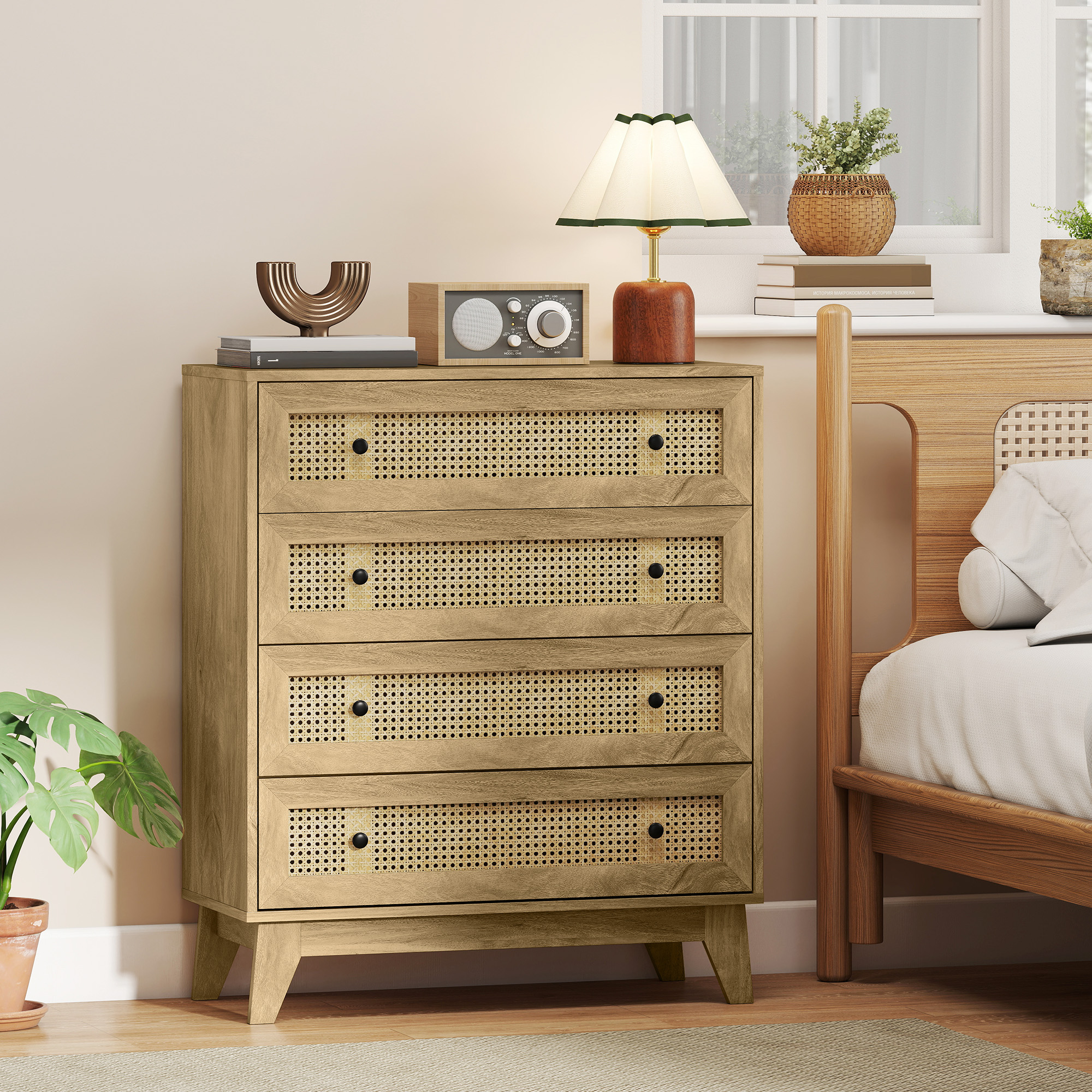 Un comò in legno con frontali in rattan accanto a un letto.