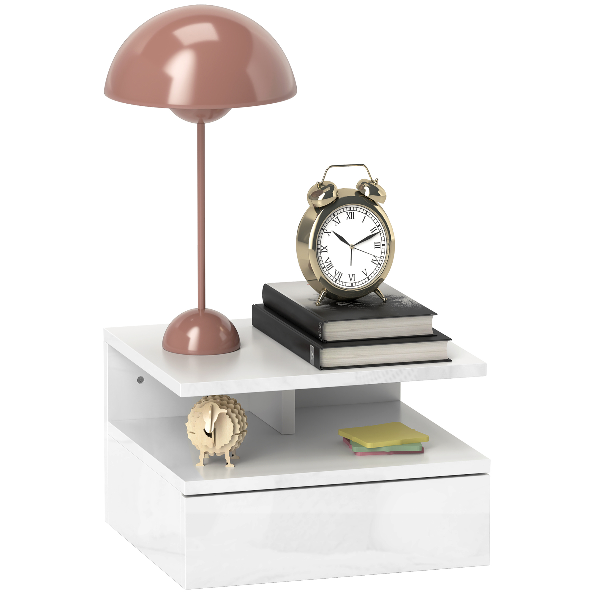 Un comodino con lampada, sveglia, libri, decorazione a pecora e foglietti adesivi.