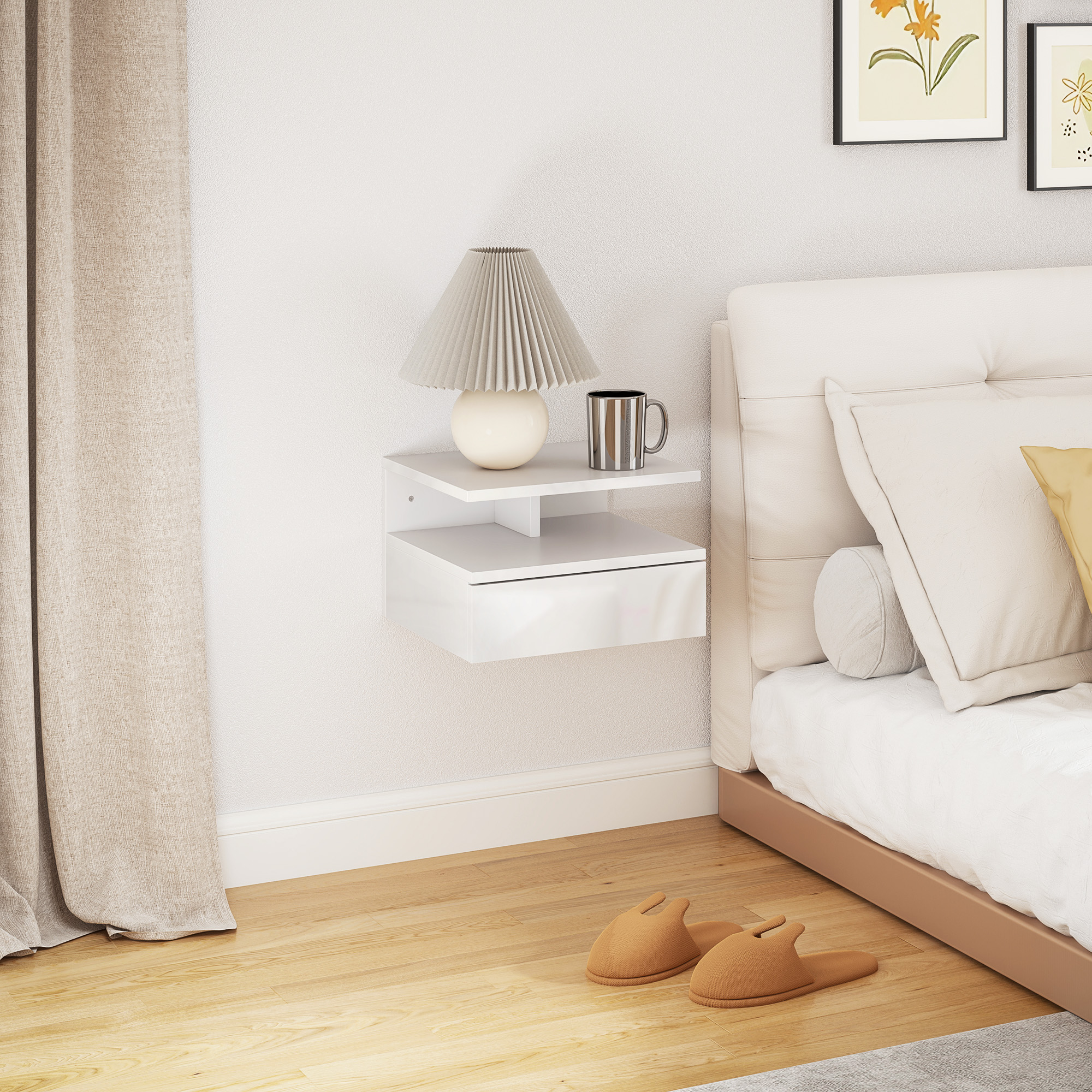 Comodino bianco a parete con lampada e tazza accanto a un letto.