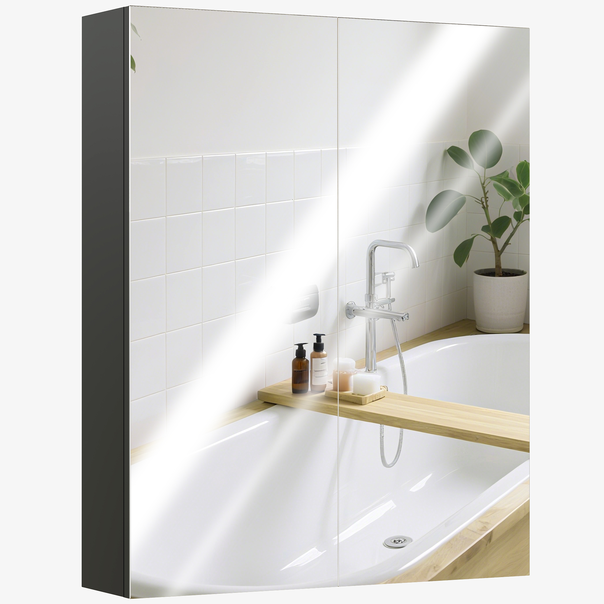Mobiletto da bagno con ante a specchio sopra una vasca da bagno con rubinetto e saponi.