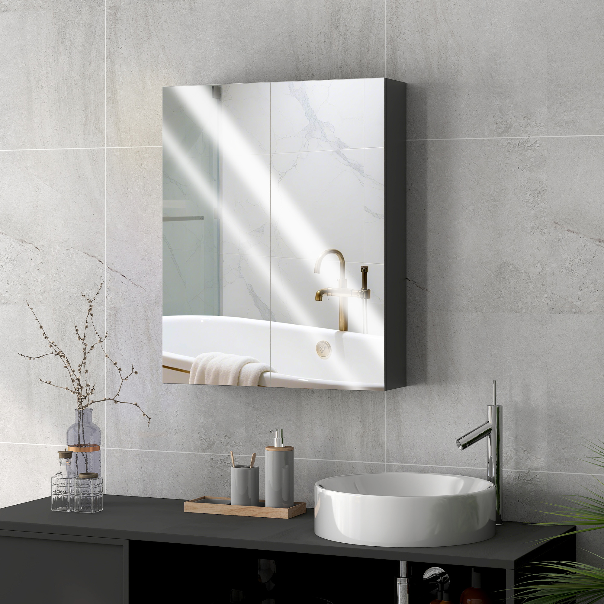 Mobiletto bagno con specchi, lavandino, rubinetto e vasca riflessi.