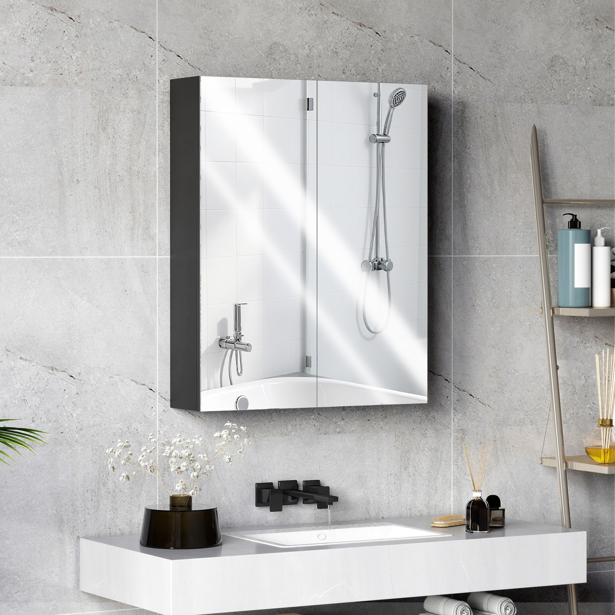 Un mobiletto da bagno con specchi sopra una vasca, accanto a un lavandino.