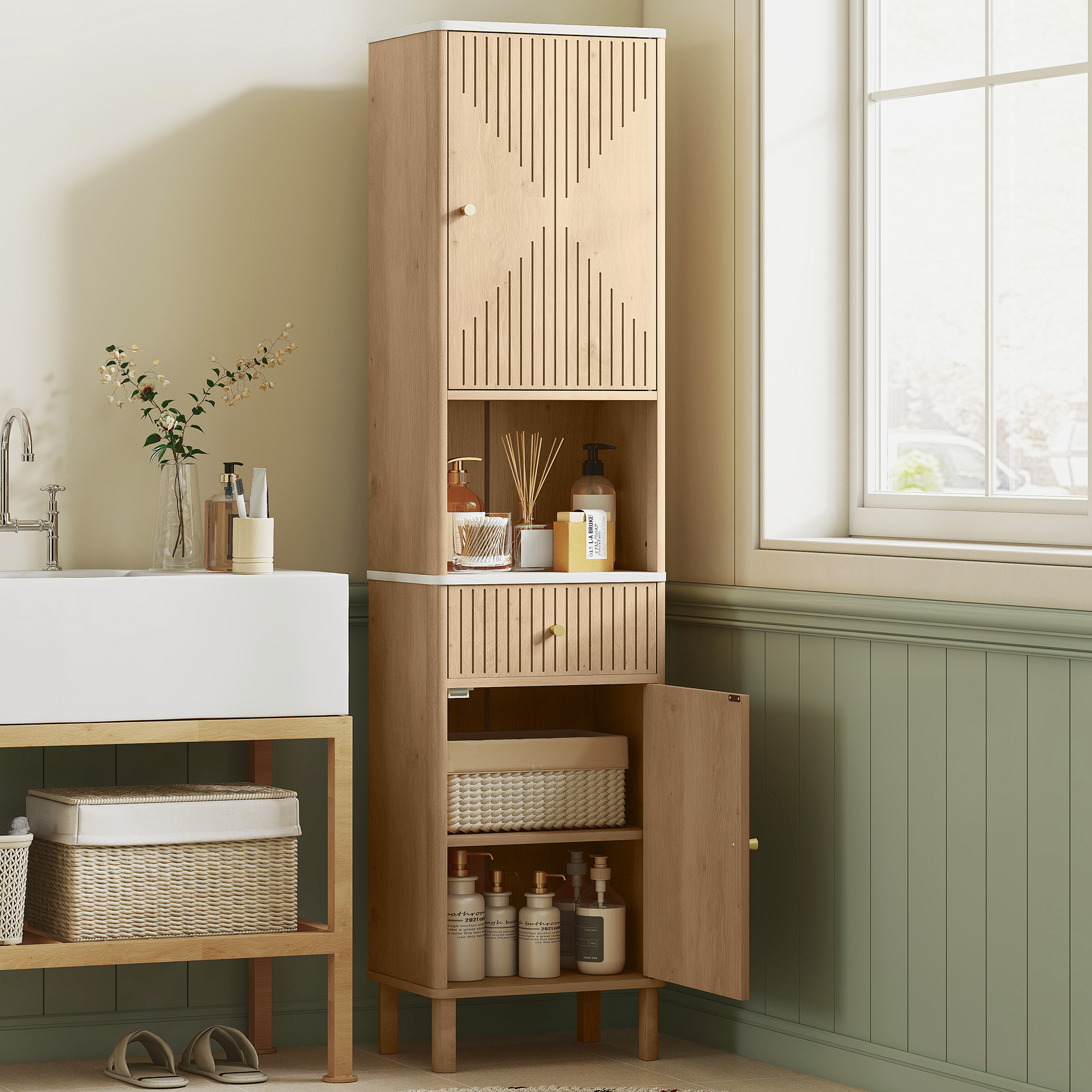 Un bagno luminoso con mobiletto in legno, lavandino e finestra.