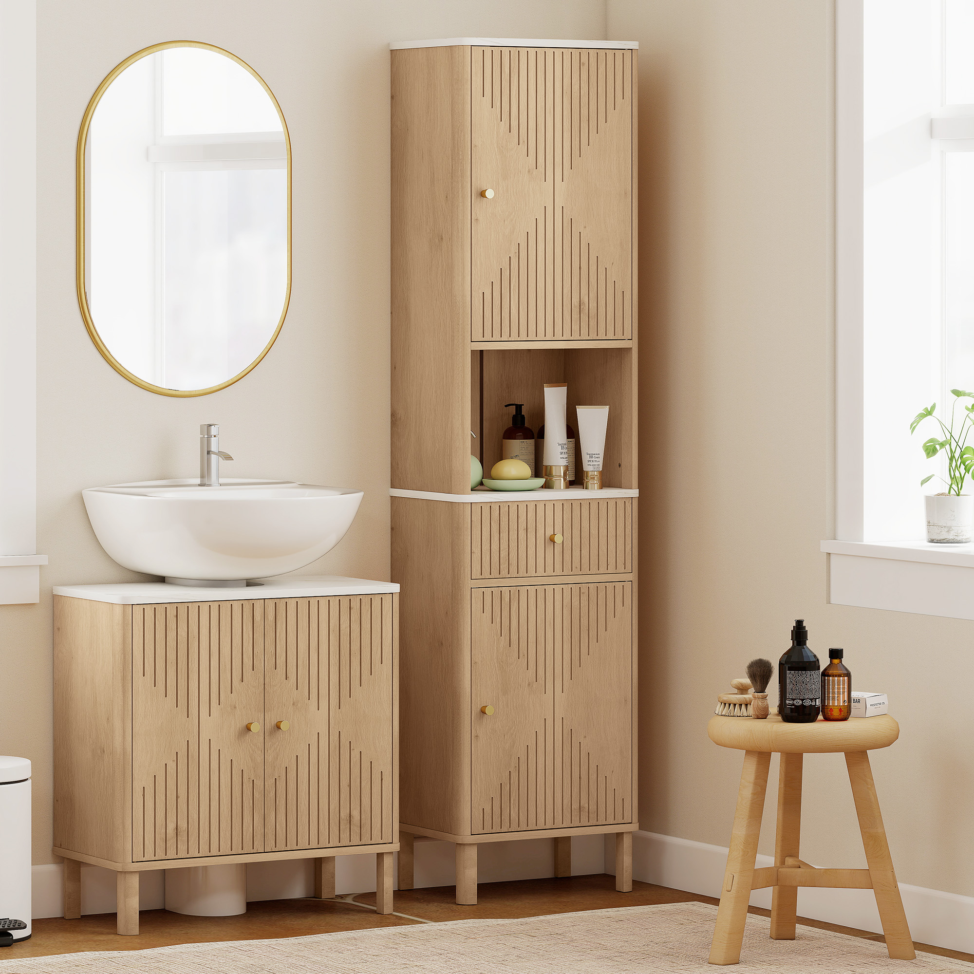 Un bagno con mobili in legno, specchio, lavandino e sgabello.