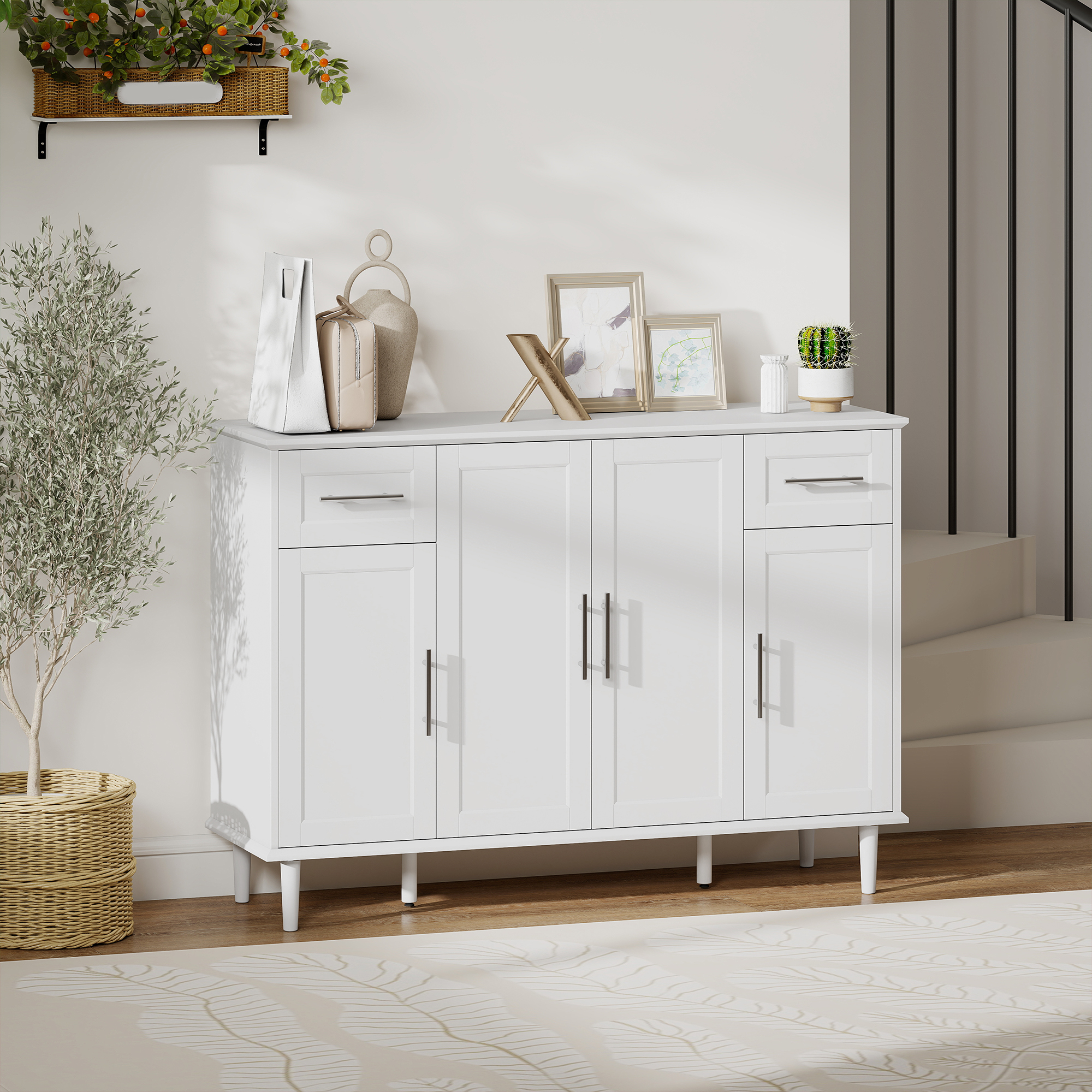 Una credenza bianca con quattro ante e due cassetti, decorata con vasi e cornici.