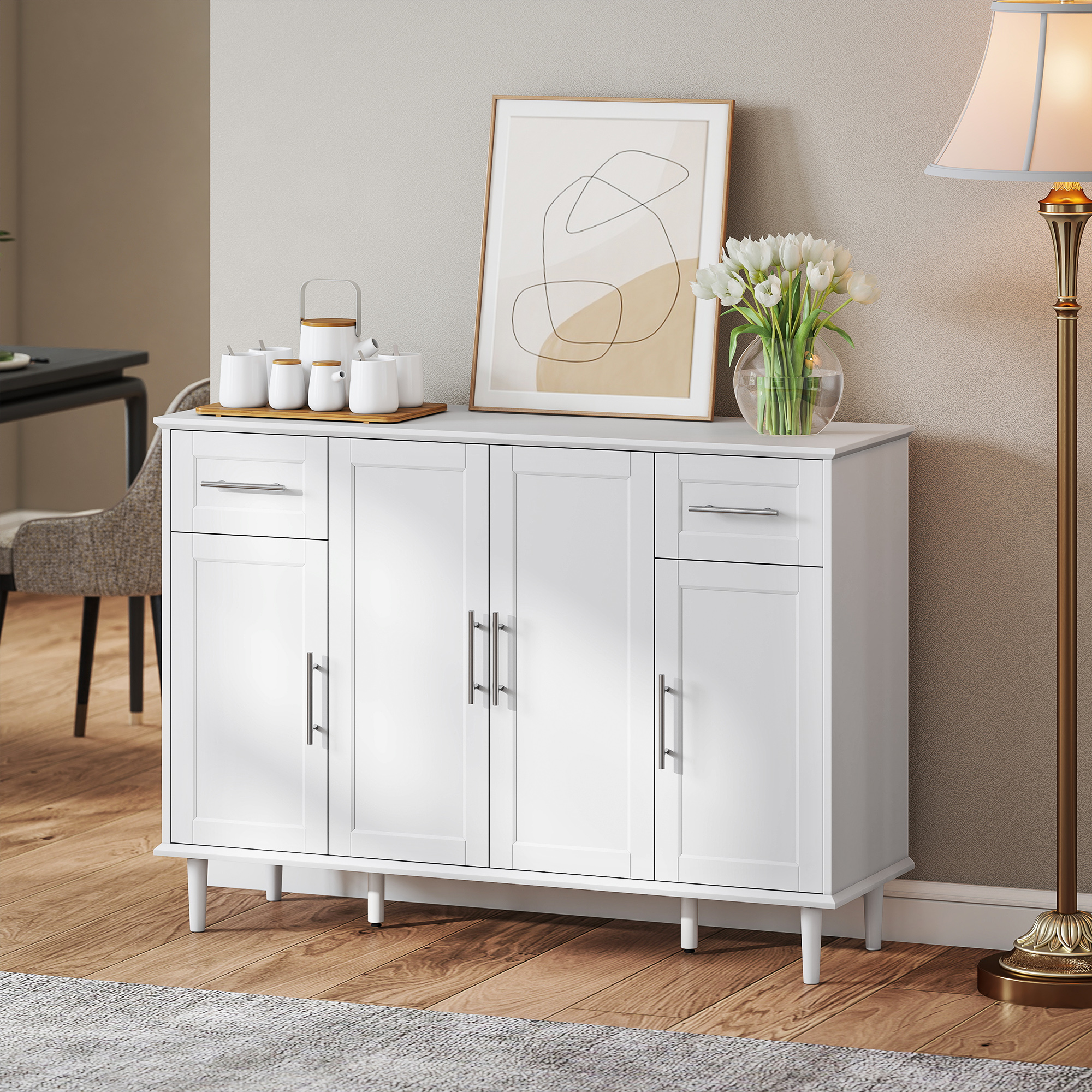Un mobile bianco con quattro ante, due cassetti, decorazioni e tulipani.