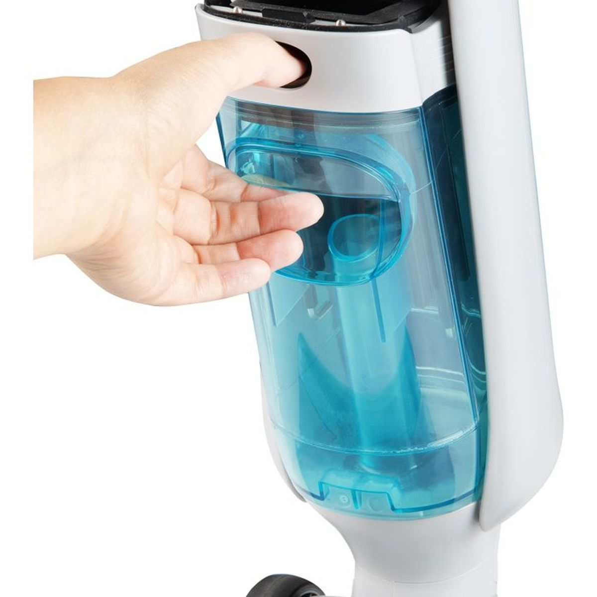 Une main ouvre le récipient bleu transparent d'un appareil blanc.