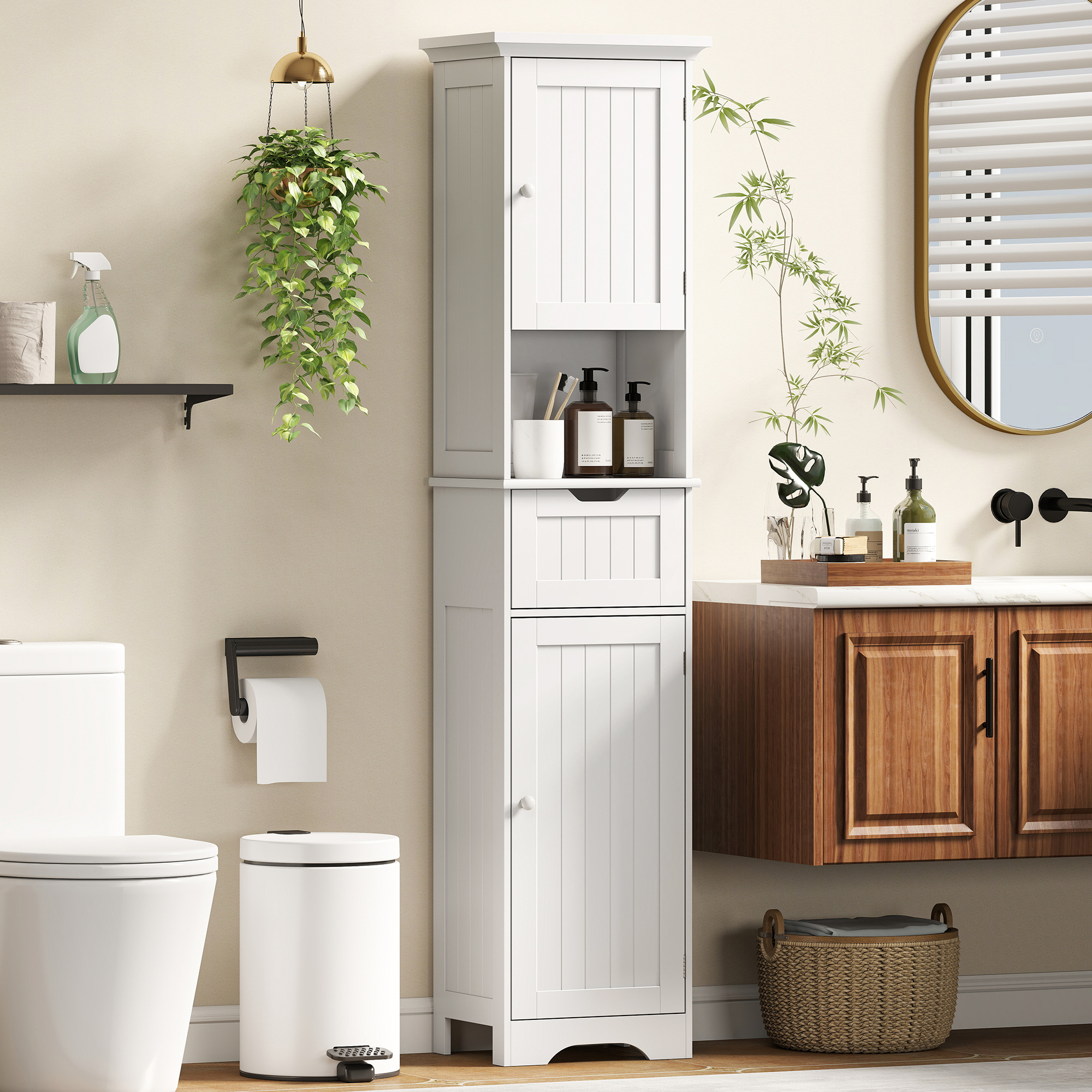 Un bagno con mobile bianco, WC, cestino e mobiletto di legno.