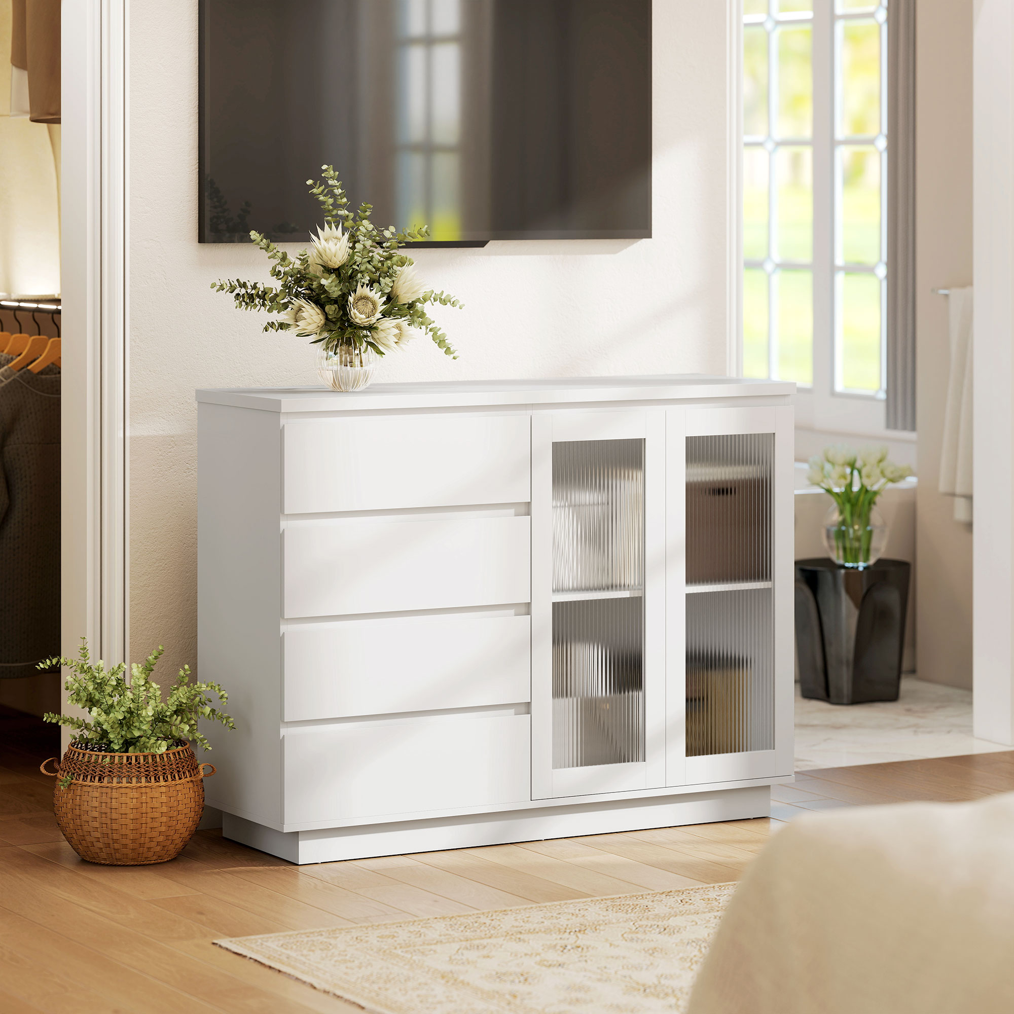 Una credenza bianca con cassetti e ante in vetro su pavimento in legno.