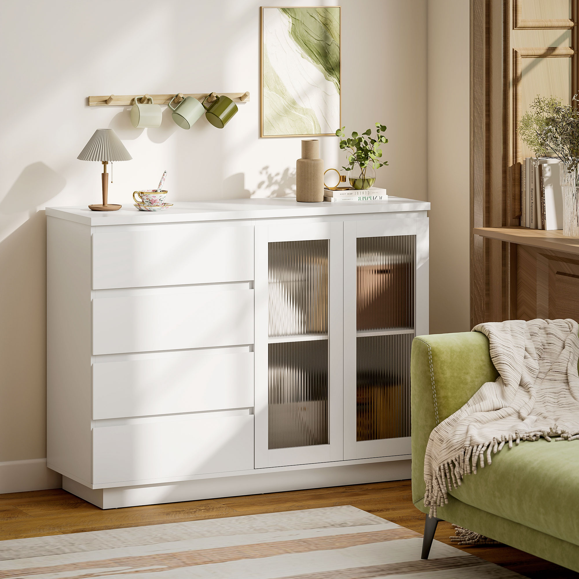 Una credenza bianca con ante in vetro, lampada, tazze e arte da parete.