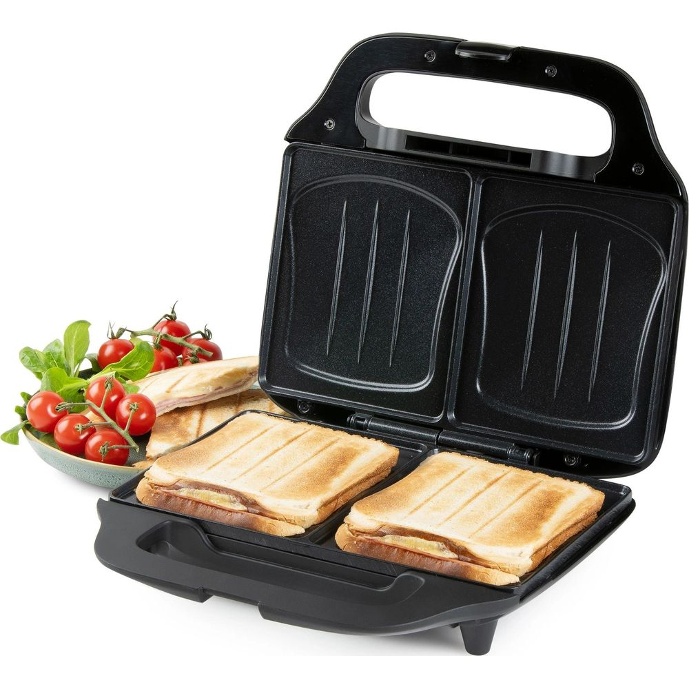 Ein offener Sandwichmaker mit zwei gebräunten Sandwiches und Kirschtomaten.