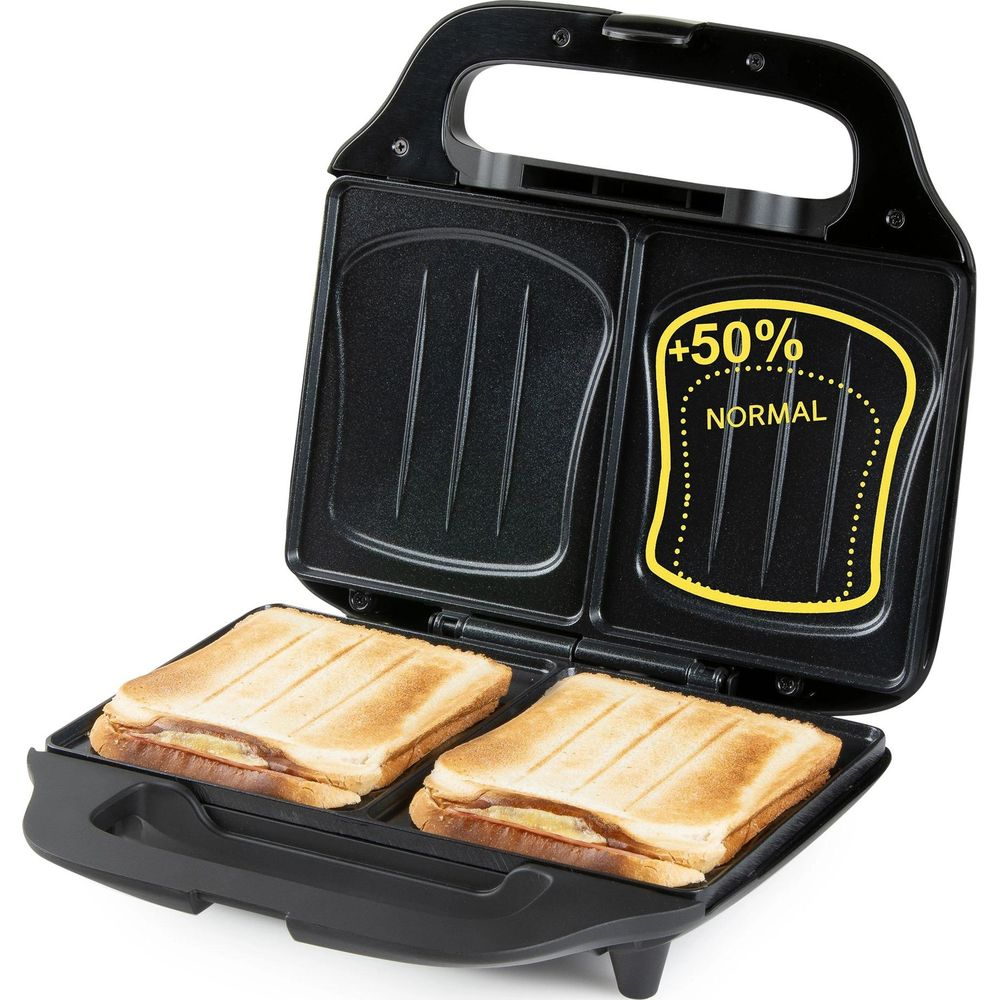 Ein offener Sandwichmaker mit zwei goldenen Sandwiches auf der unteren Platte.