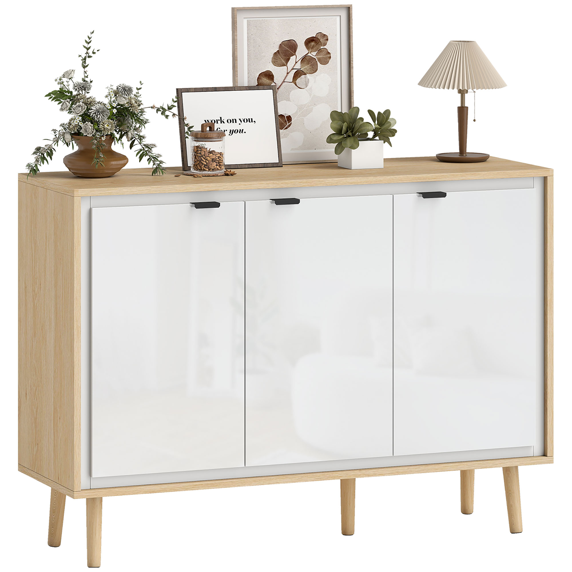 Un armadio bianco con accenti in legno e vari oggetti decorativi sopra.