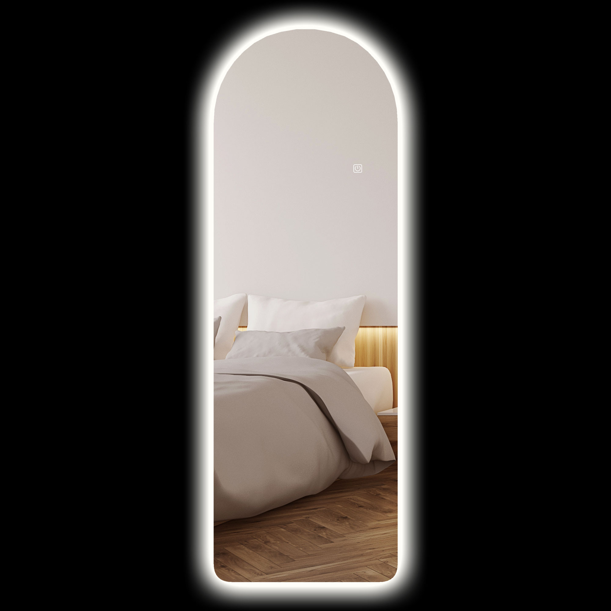 Uno specchio arcuato illuminato riflette un letto con biancheria color tortora e pavimento in legno.