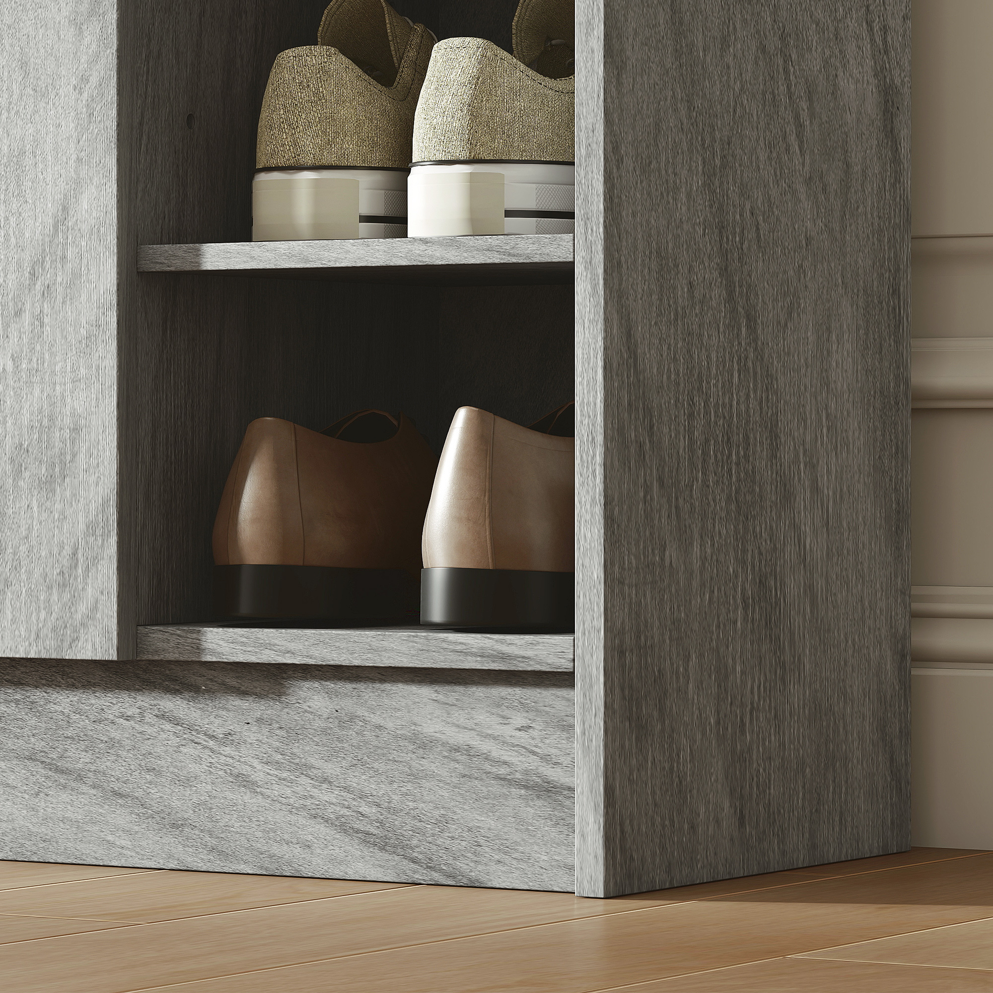Scaffale grigio con due paia di scarpe: sneakers sopra, scarpe di pelle sotto.