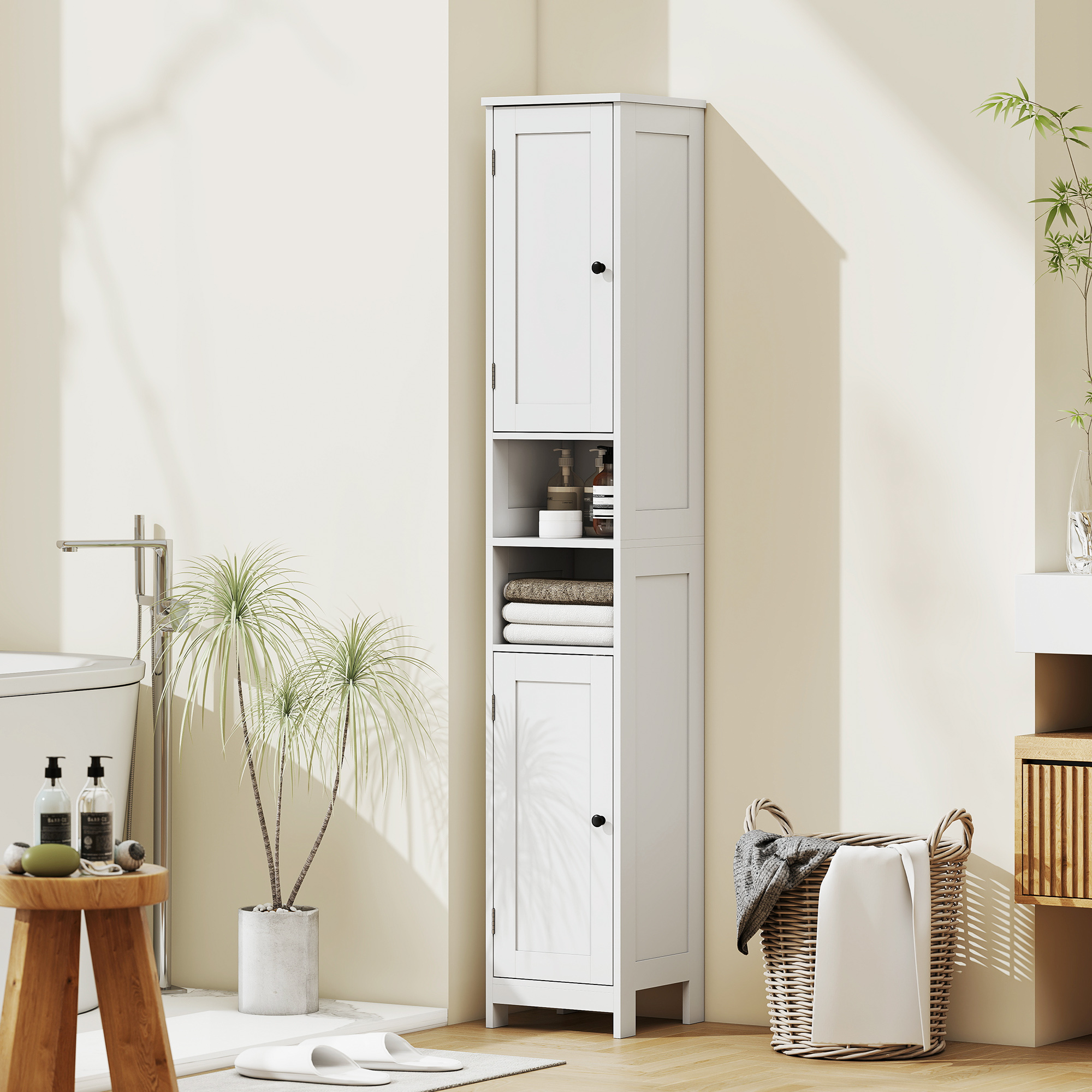 Un armadietto da bagno bianco, alto e stretto, accanto a un cesto di coperte.