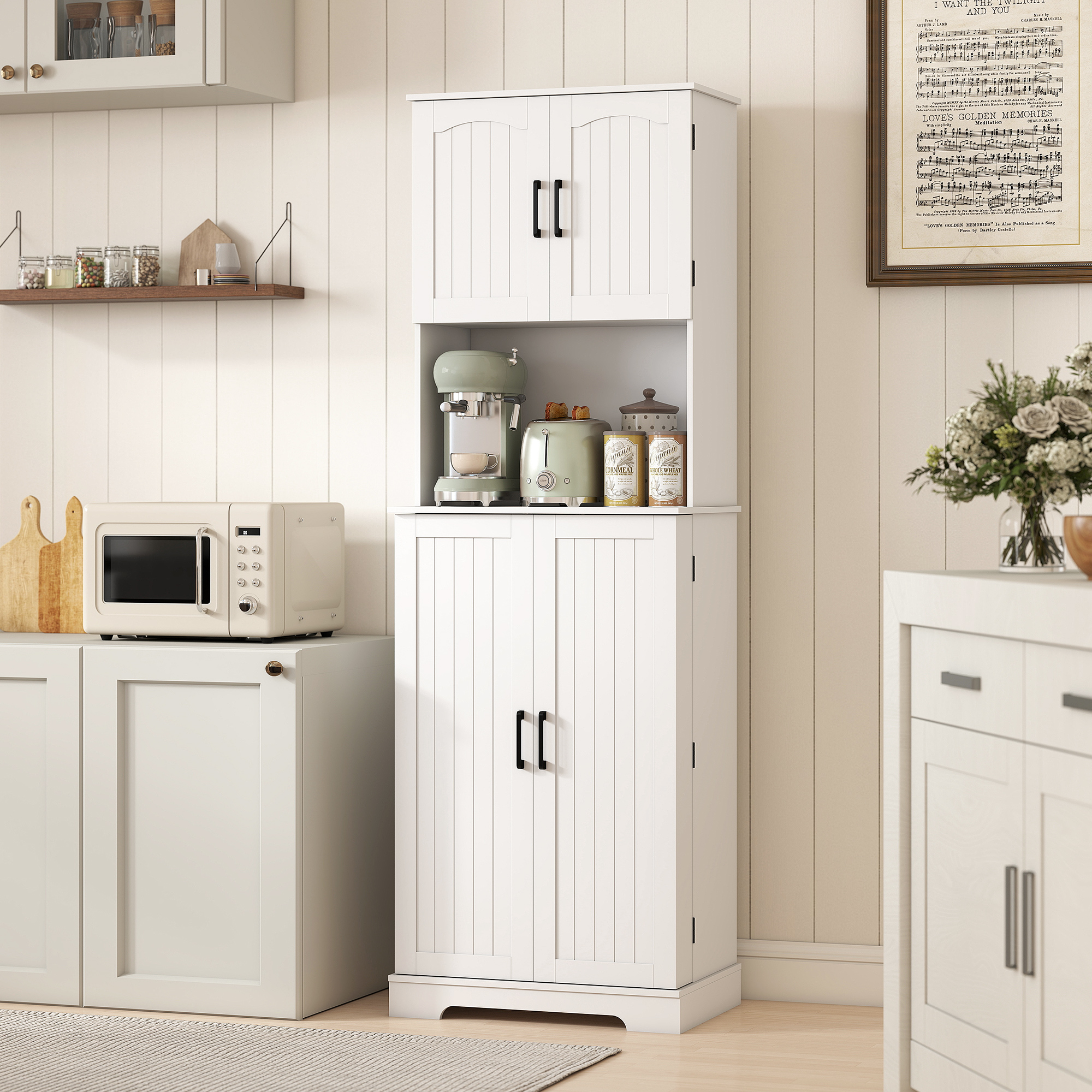 Una credenza da cucina bianca con macchina da caffè, tostapane e spartito.