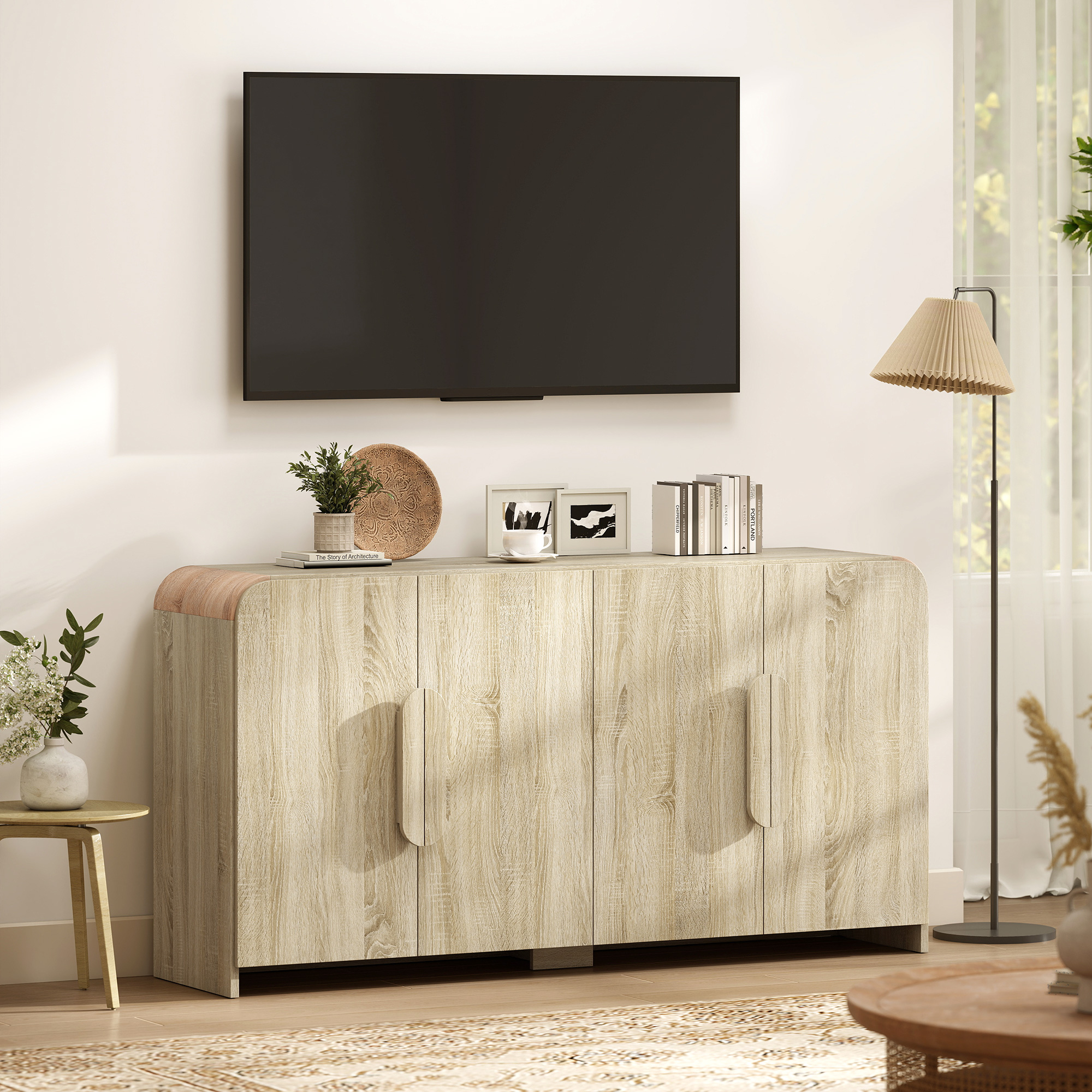 Un soggiorno luminoso con TV, credenza e lampada da terra.