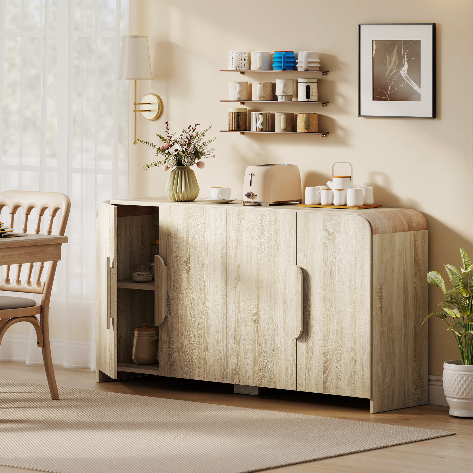 Una credenza in legno chiaro con mensole aperte, tostapane, tazze e vaso di fiori.