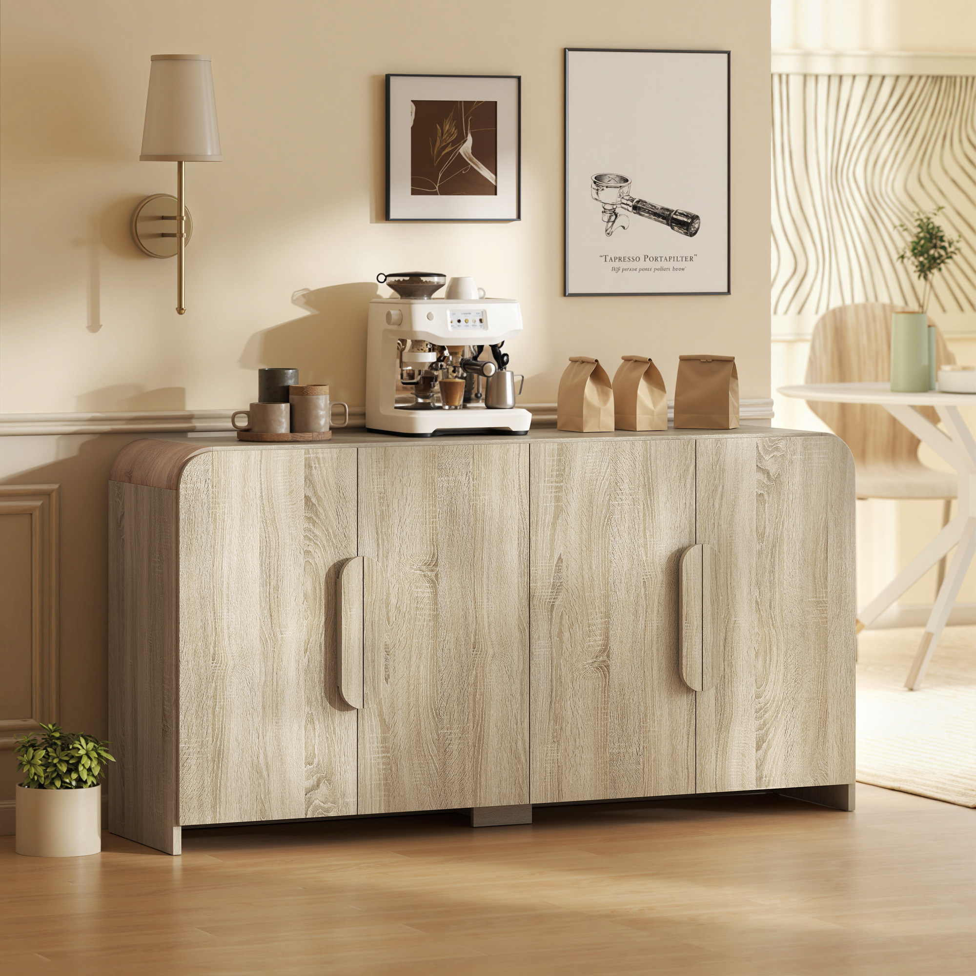 Una macchina da caffè bianca è posta su un mobile in legno chiaro a due ante.