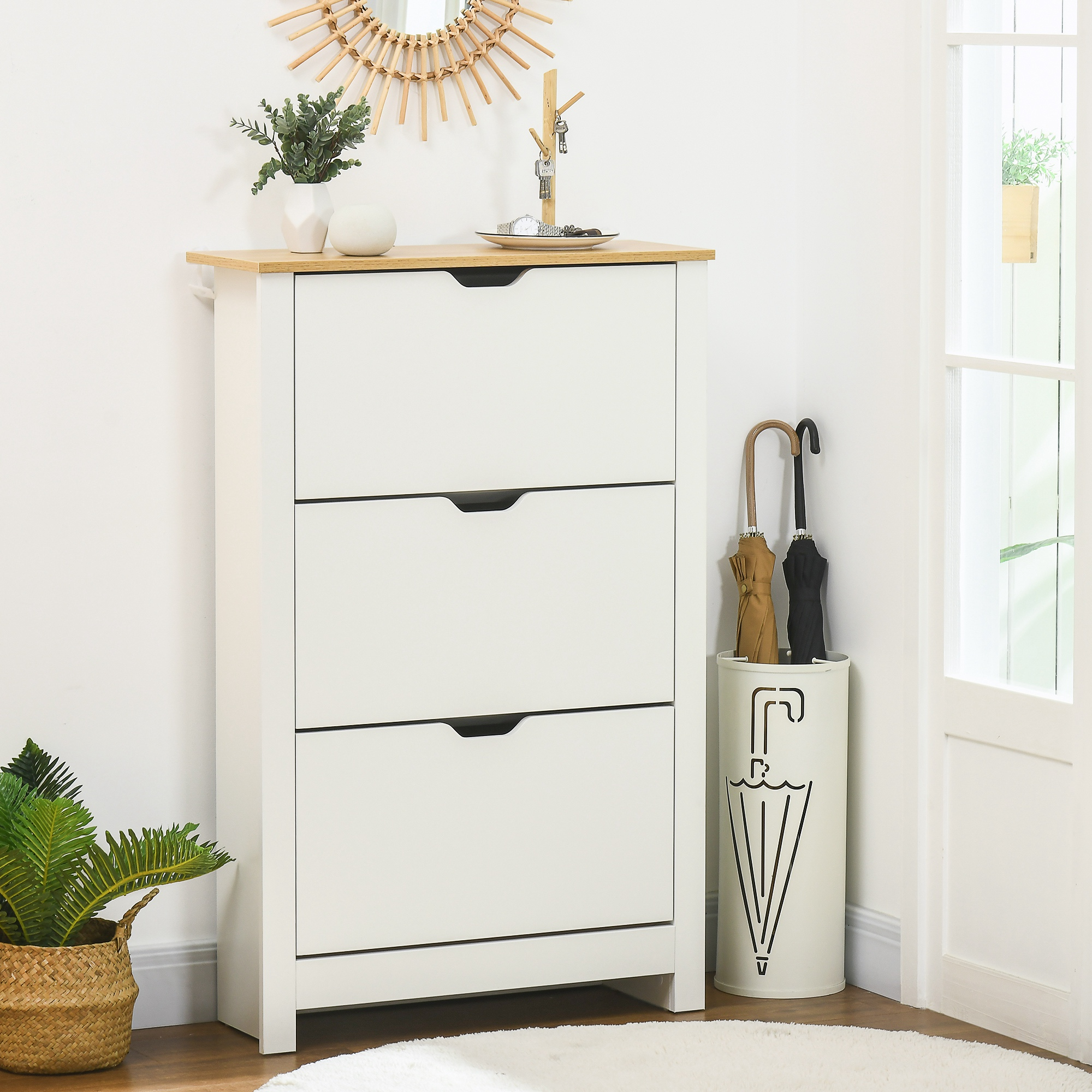 Mobile scarpiere bianco con piano in legno, specchio, piante e portaombrelli.