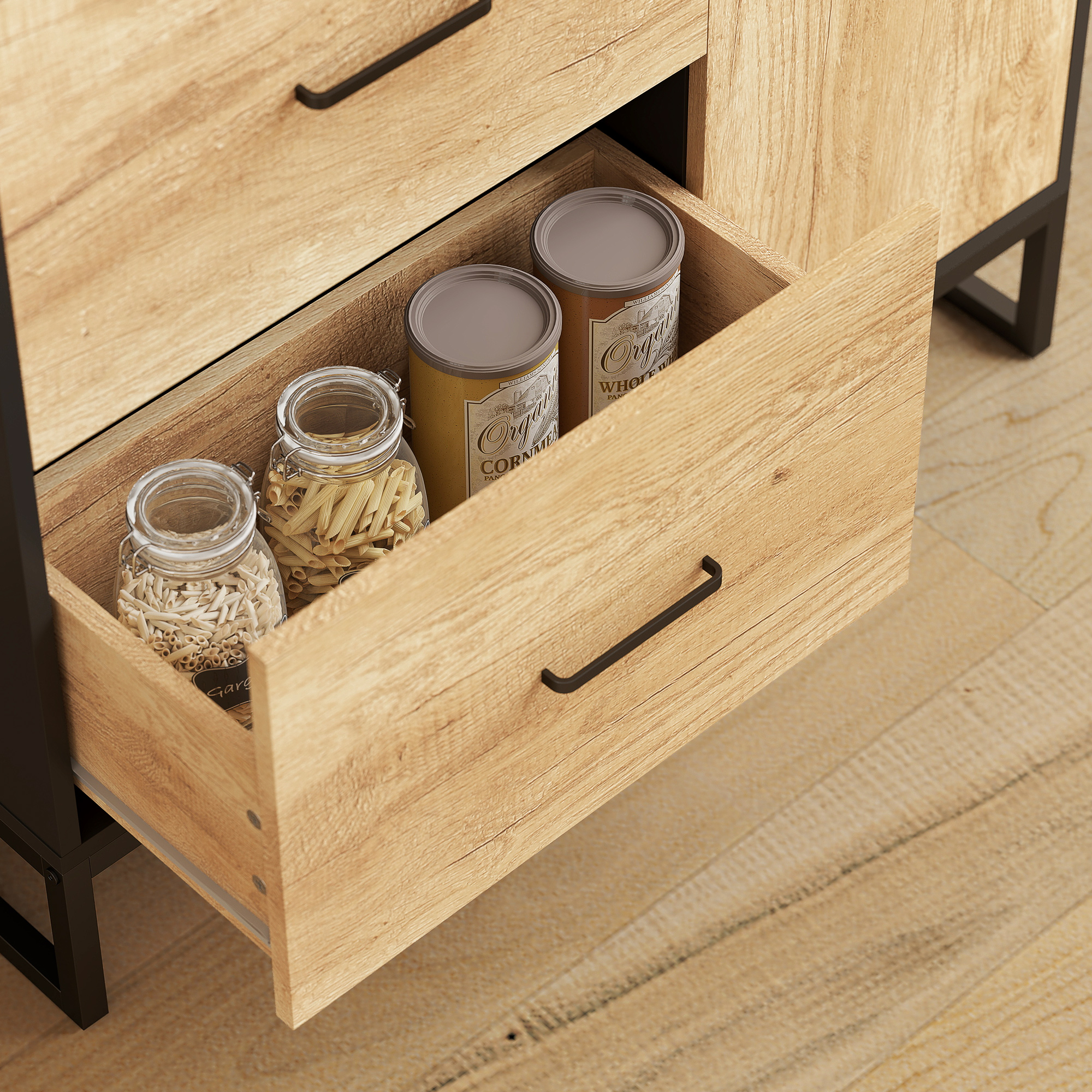 Cassetto in legno aperto con barattoli e lattine riempiti di pasta e cereali.