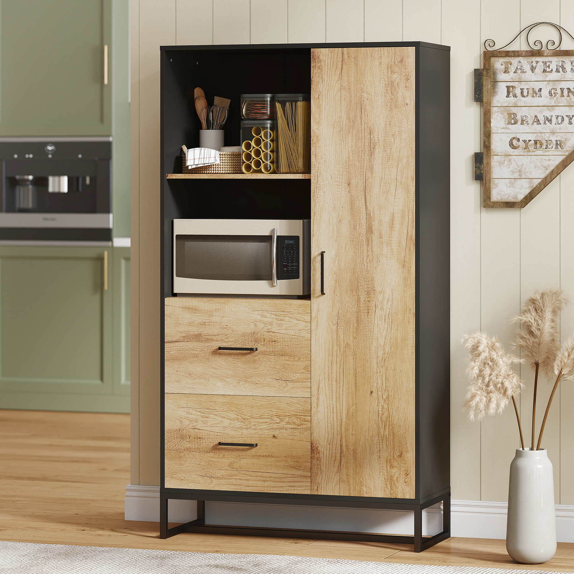 Un mobile da cucina con microonde, pasta e utensili. Finitura legno e nero.