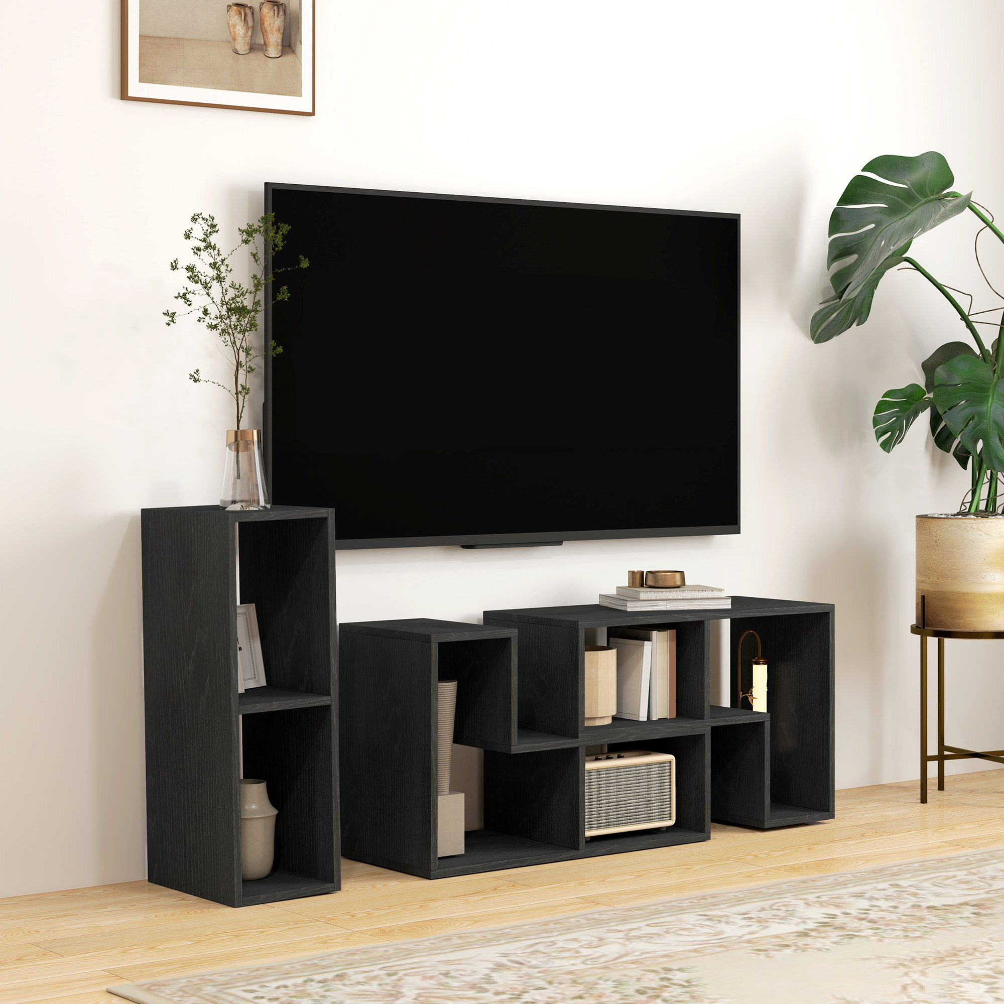 Mobile TV nero con ripiani a giorno, libri, radio e vaso.