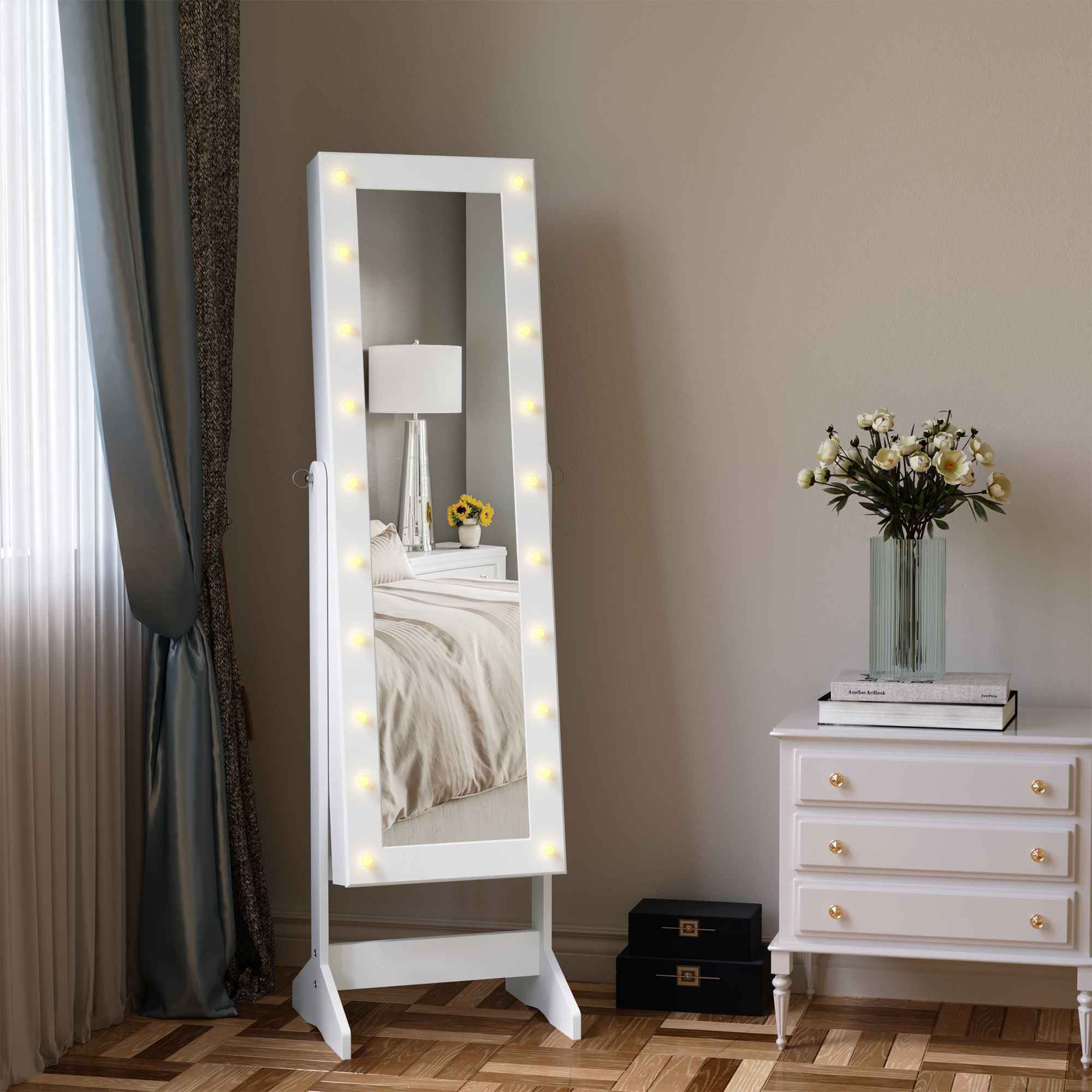 Uno specchio da terra bianco con luci è accanto a un letto con comodino.
