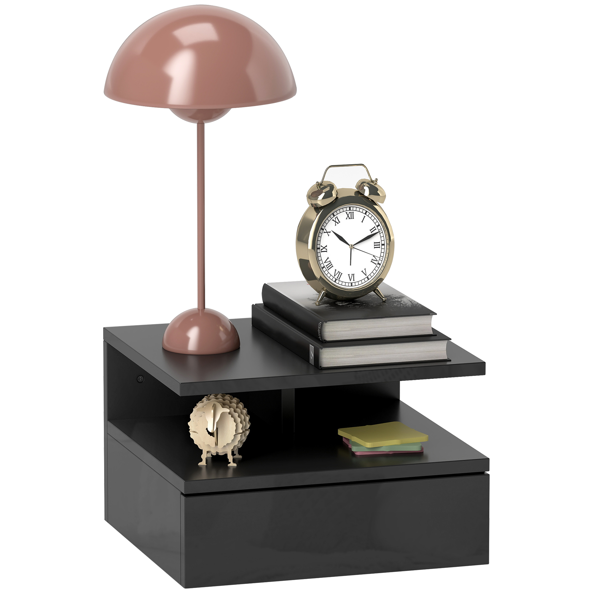 Un comodino con lampada, sveglia, libri e blocchi note.
