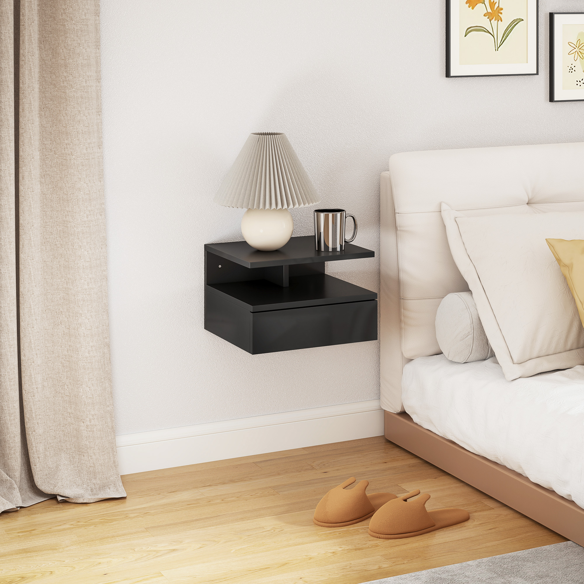 Un comodino nero da parete con lampada, tazza e letto.