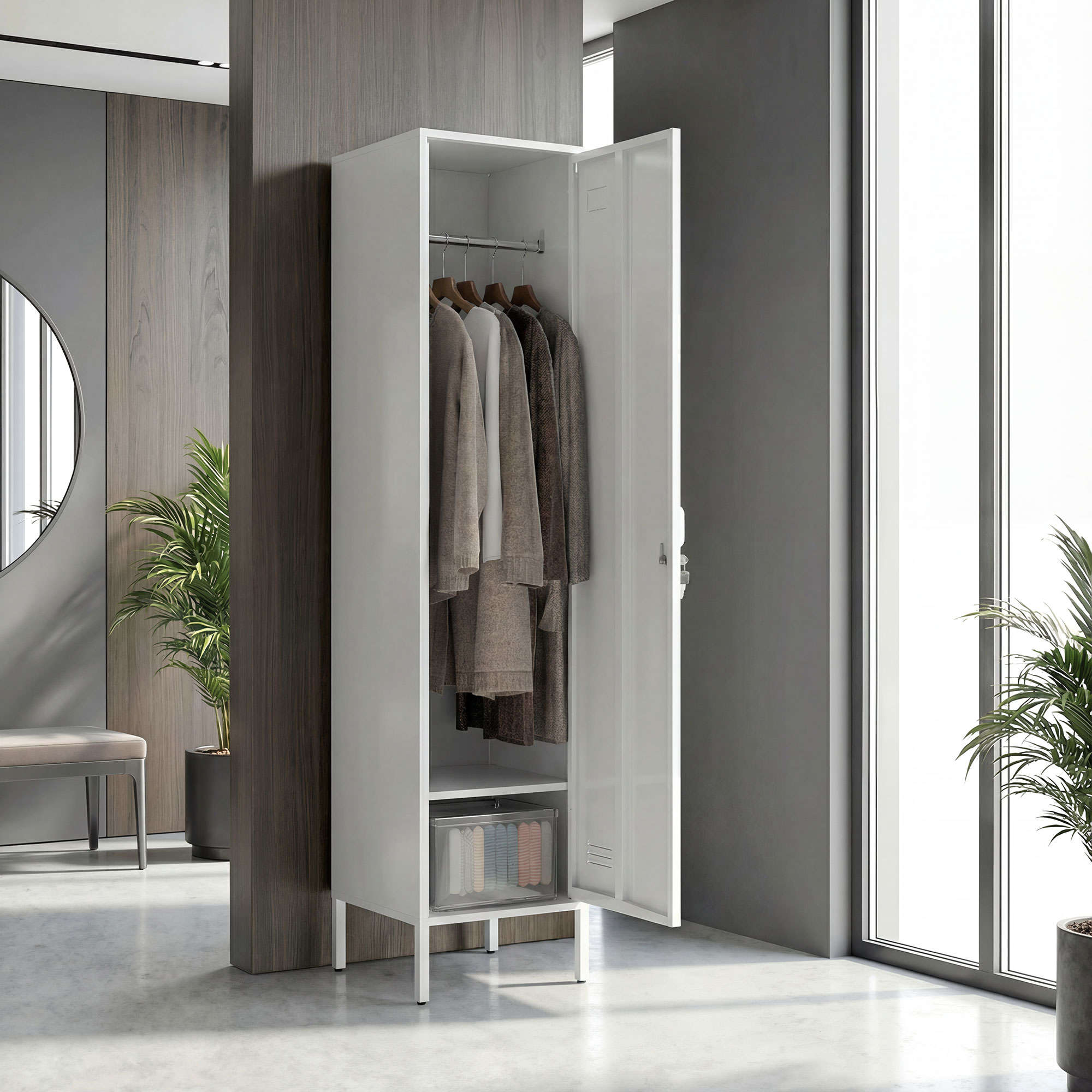 Un armadietto metallico bianco con ante aperte, vestiti appesi all'interno. Sotto una scatola con vestiti.