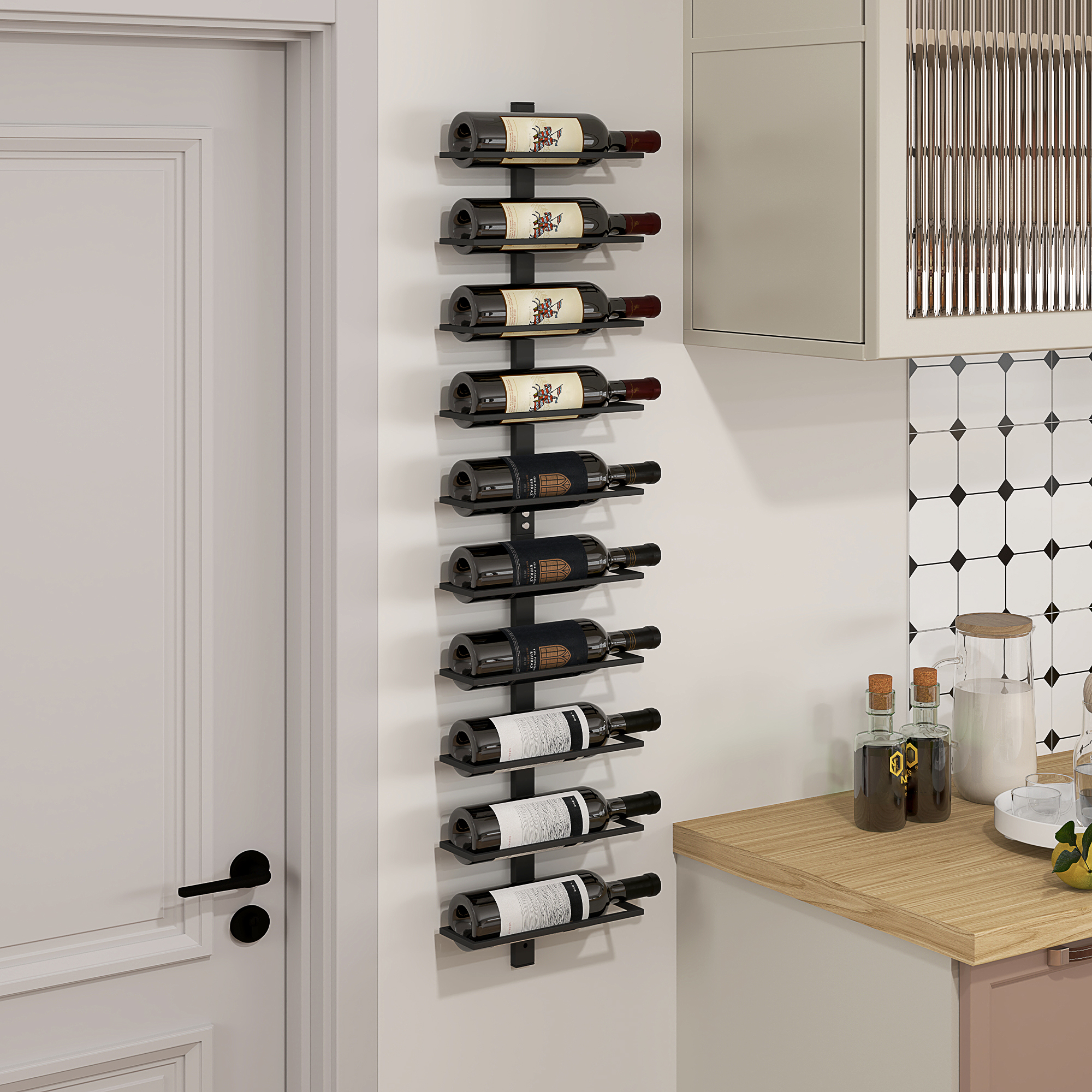 Una rastrelliera nera su una parete bianca che contiene 9 bottiglie di vino.