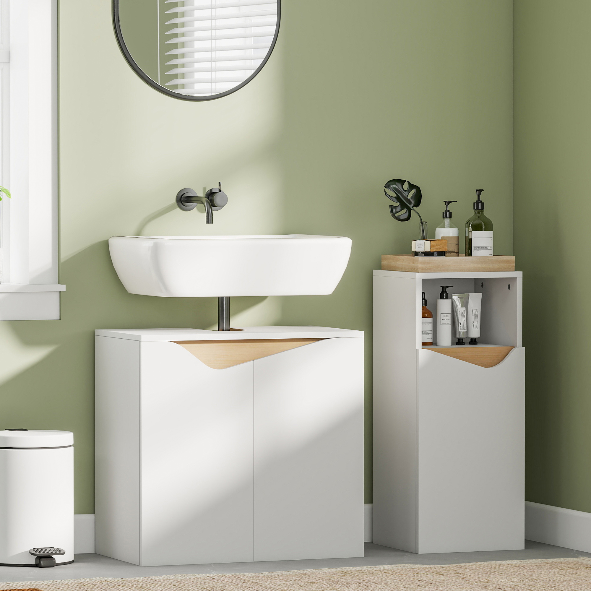 Un bagno moderno con pareti verde salvia, lavabo bianco e mobili bianchi.