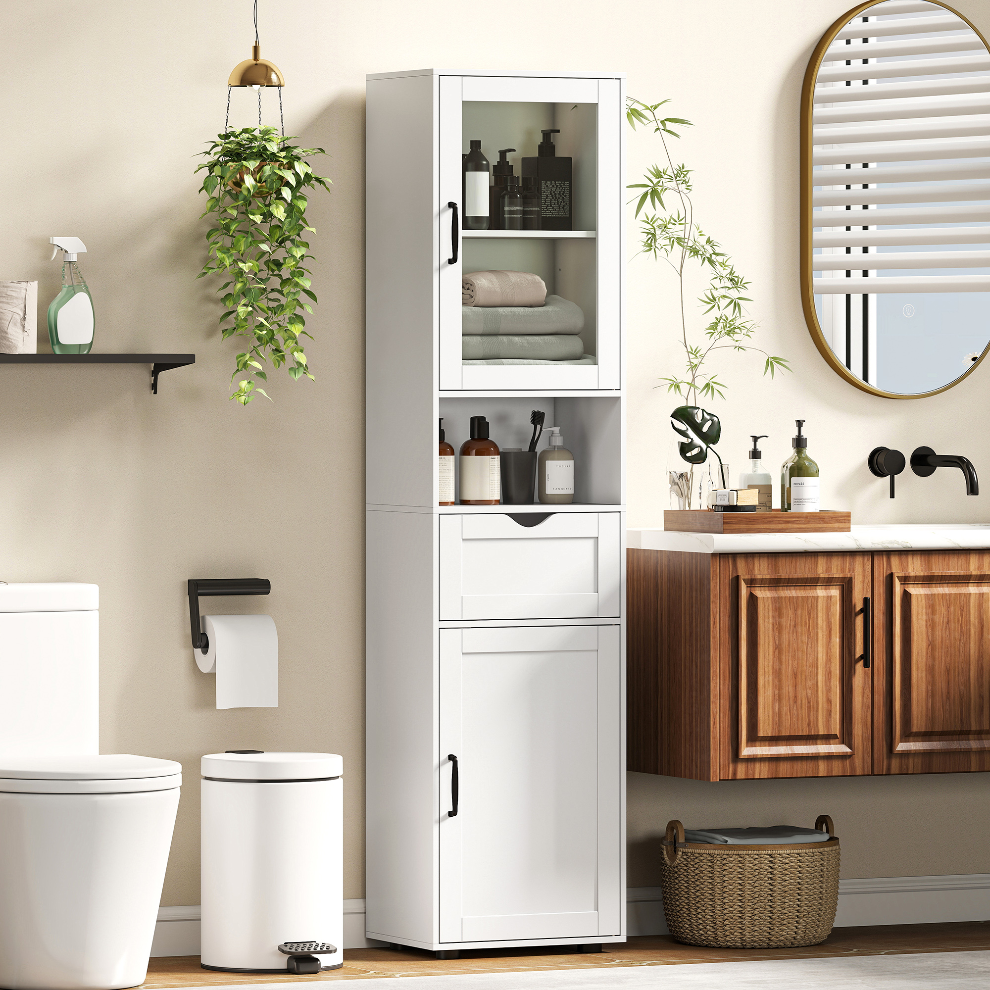 Un bagno con WC bianco, cestino, mobile alto, lavandino e specchio.