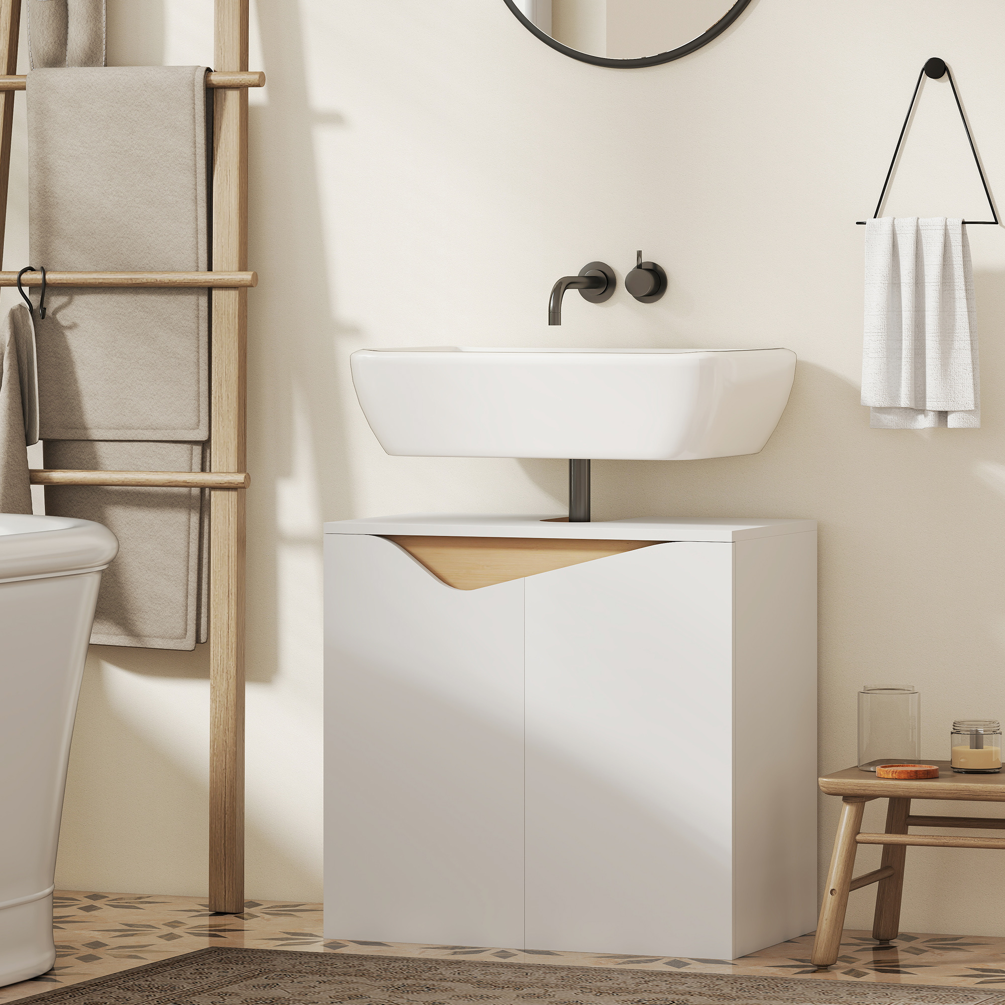 Un bagno con lavabo bianco, portasciugamani in legno e vasca da bagno.