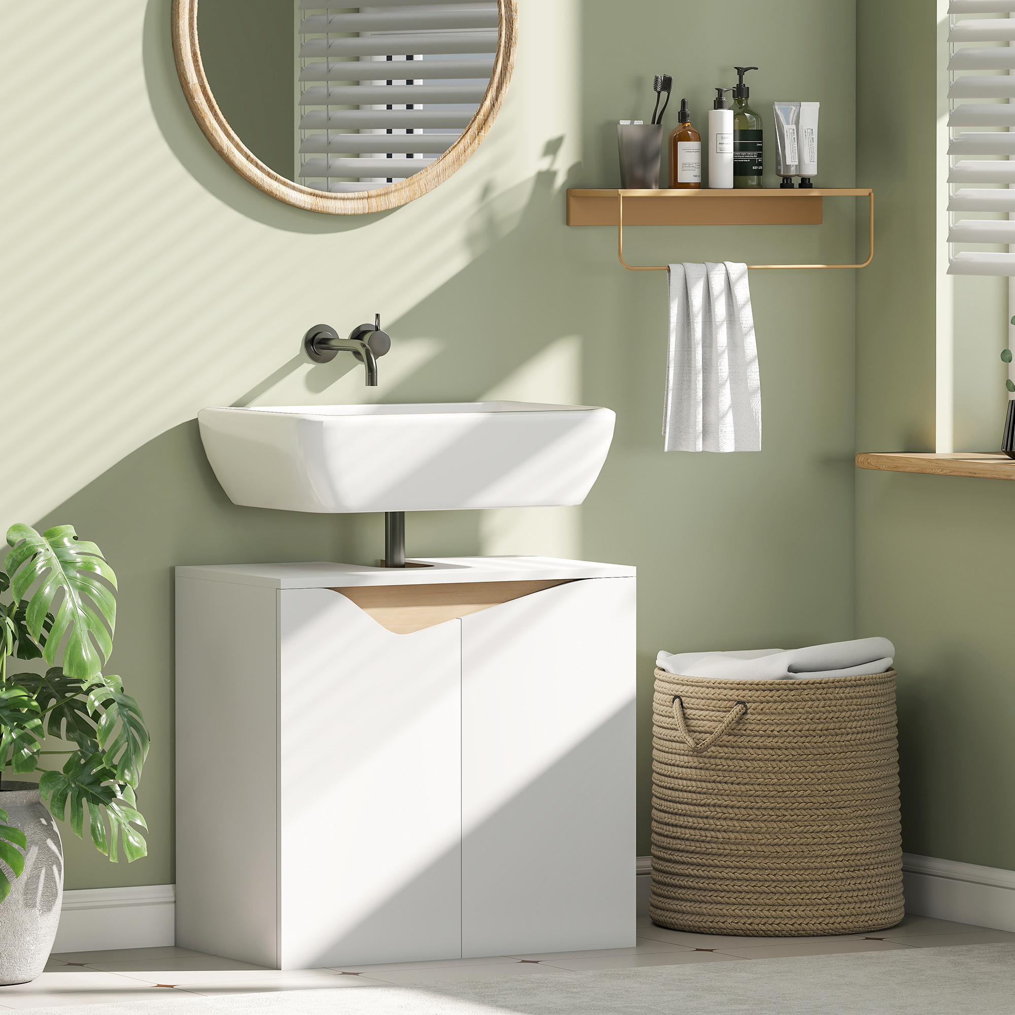 Bagno moderno con parete verde, lavabo bianco, specchio in legno e cesto biancheria.