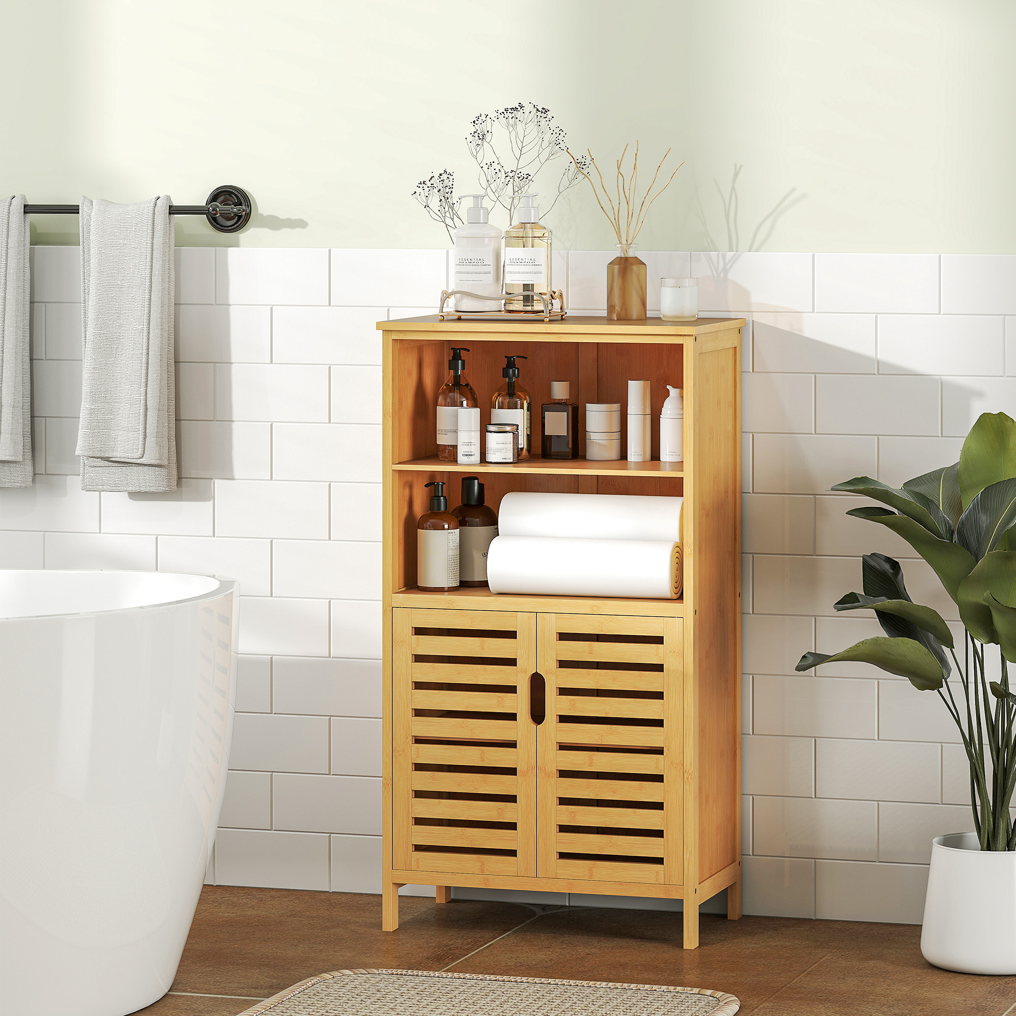 Un mobile da bagno in legno con ripiani aperti e ante a lamelle, contenente articoli da toeletta.
