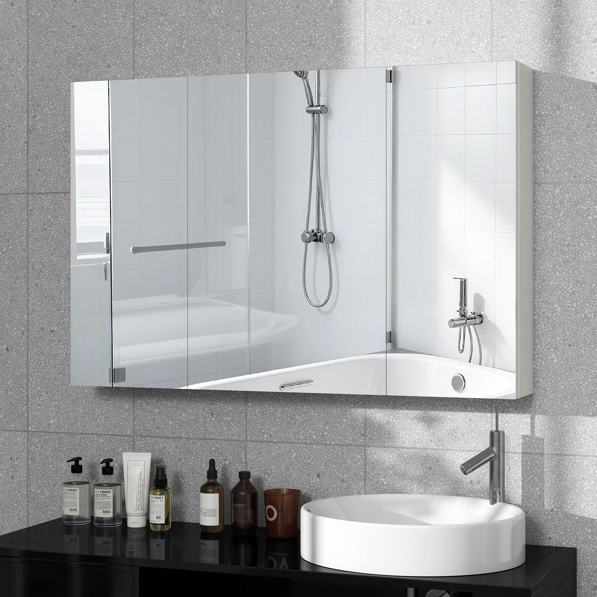 Un bagno con specchio, lavandino, doccia e vasca.