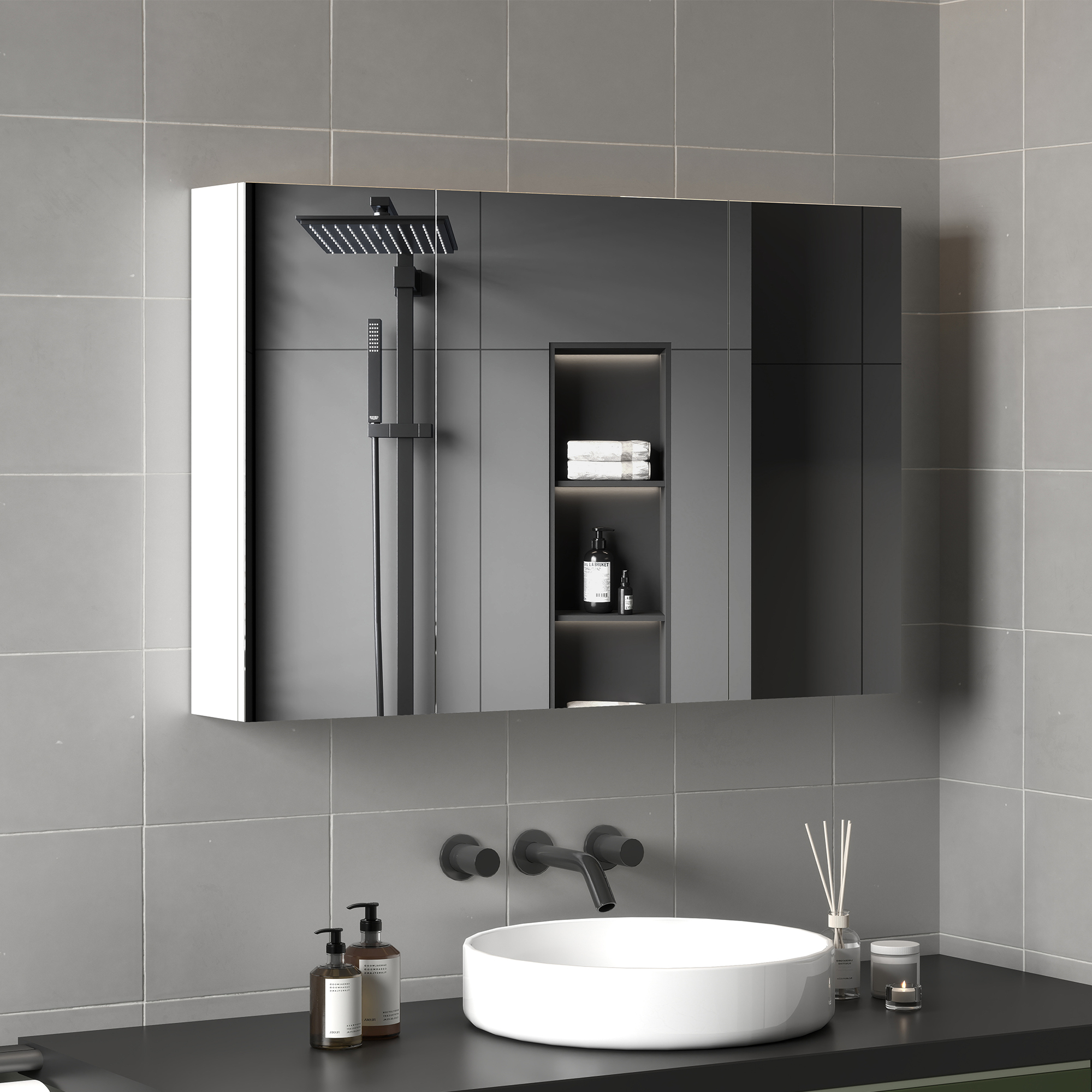 Bagno moderno con soffione doccia, lavandino, specchio e dispenser di sapone.