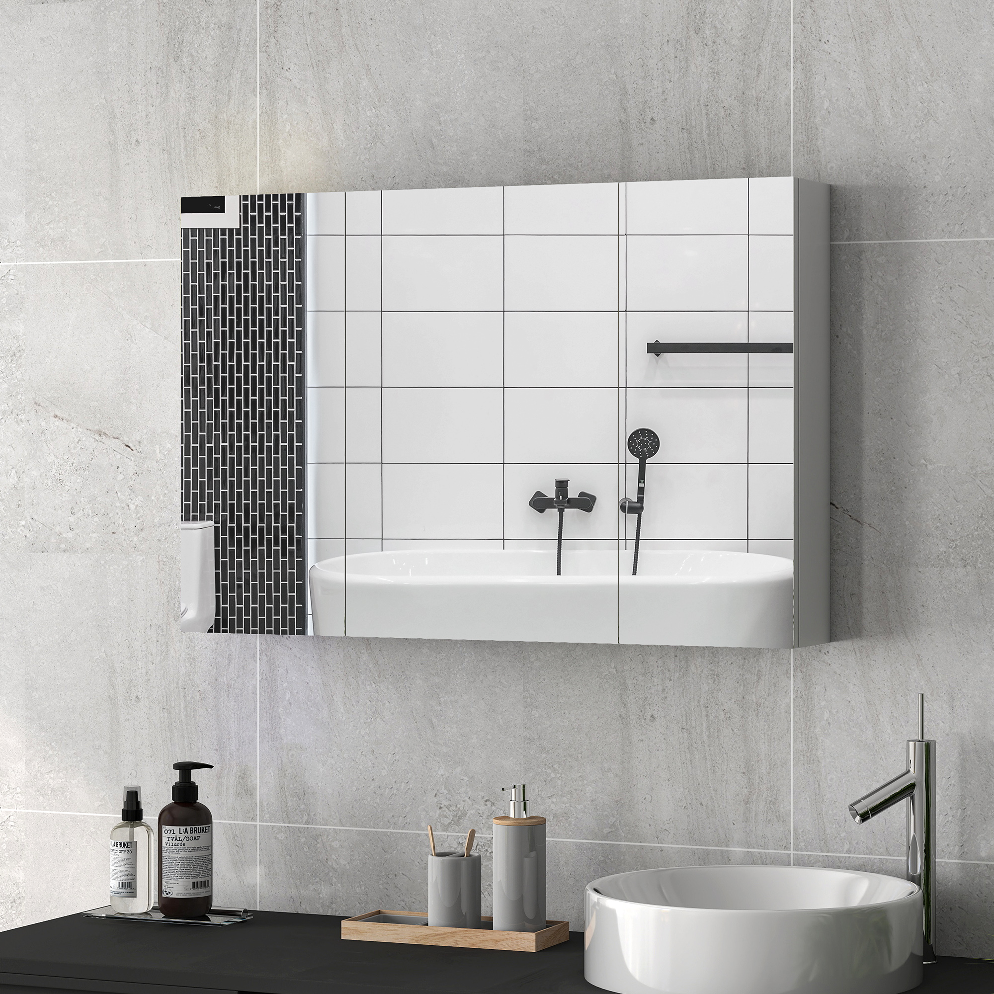Bagno moderno con lavandino, specchio, vasca e rubinetto doccia.