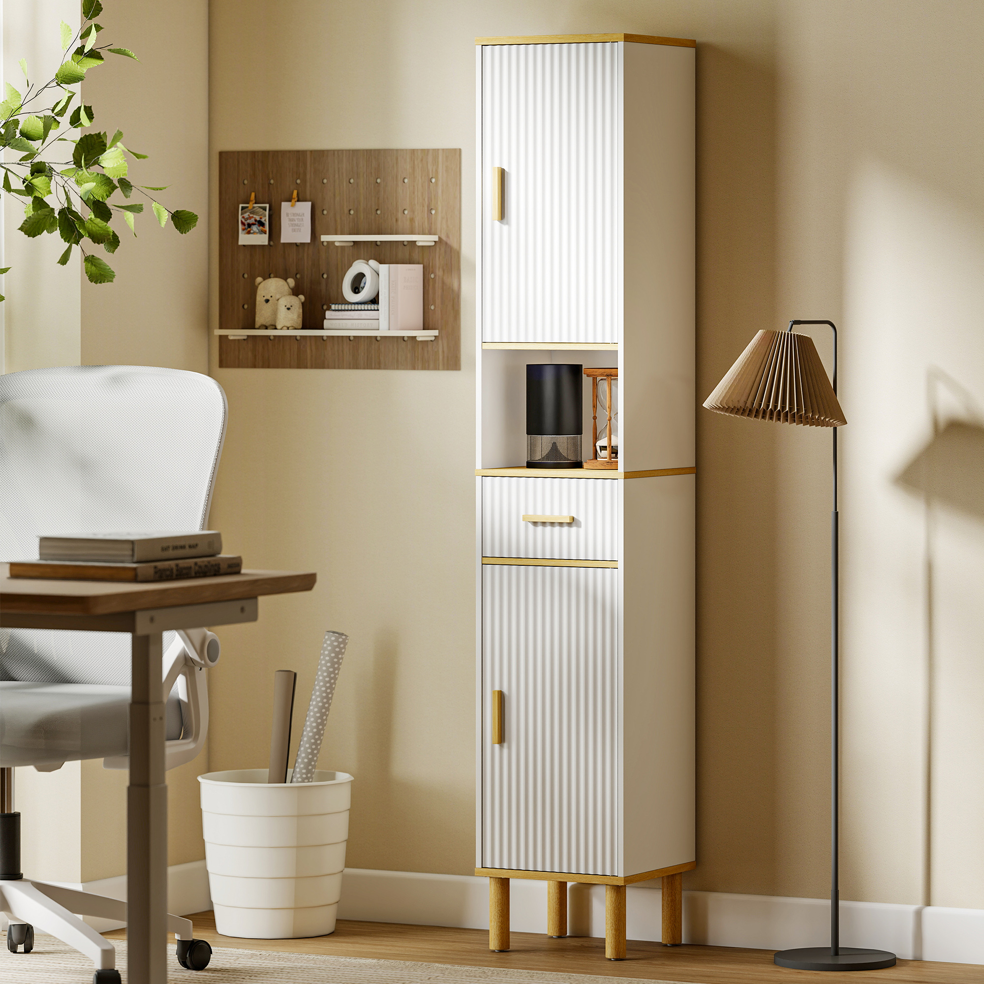 Un alto armadio bianco con accenti in legno accanto a una scrivania.