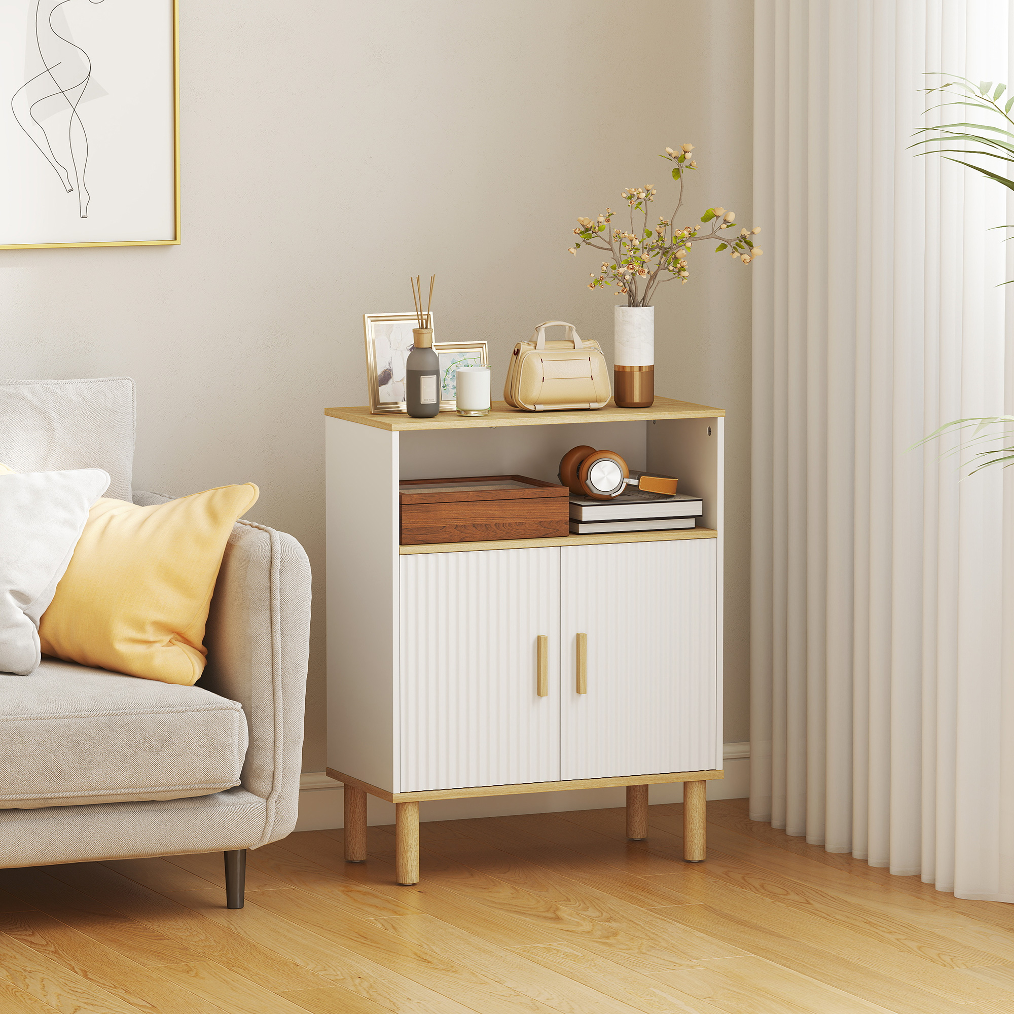 Un armadio bianco con piano in legno accanto a un divano con cuscini.